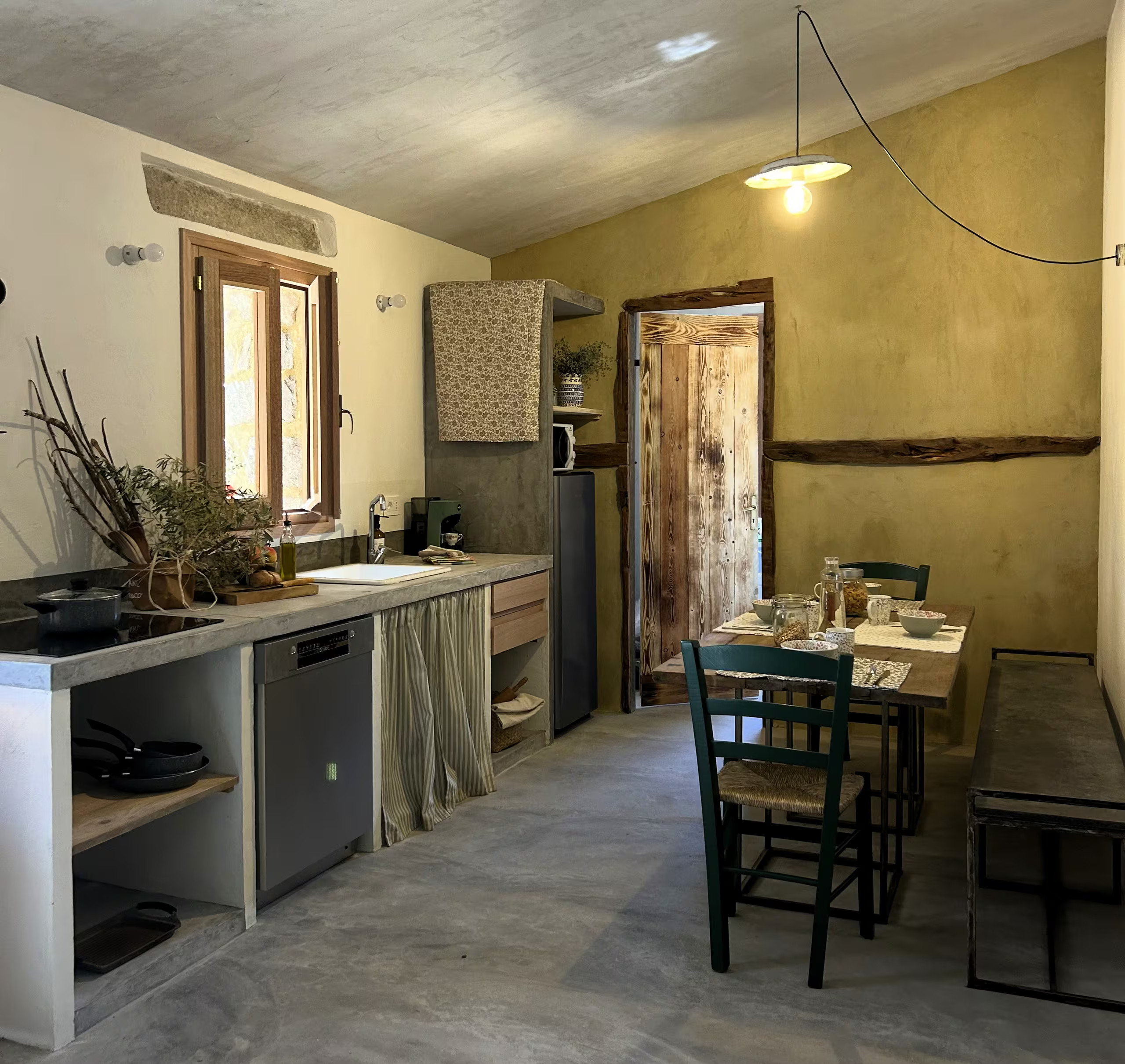 cuisine ouverte et salle à manger décoration authentique et rustique maison ancienne en Sardaigne