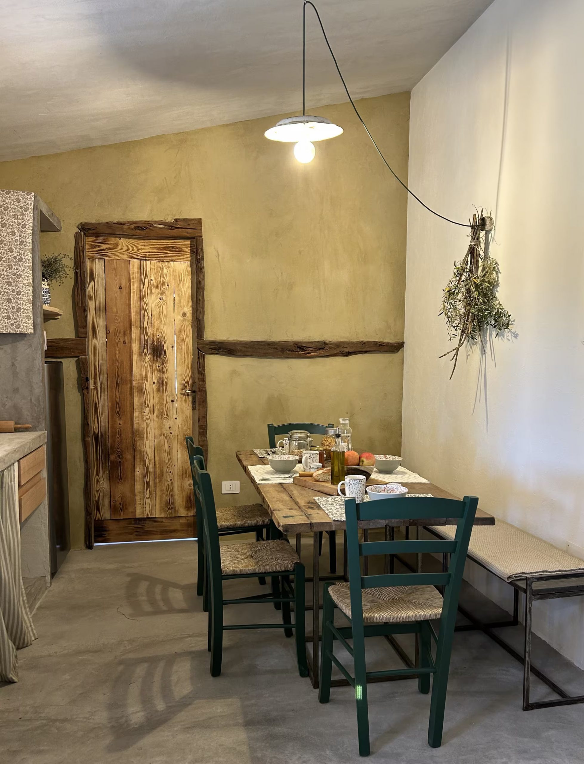 cuisine ouverte et salle à manger décoration authentique et rustique maison ancienne en Sardaigne