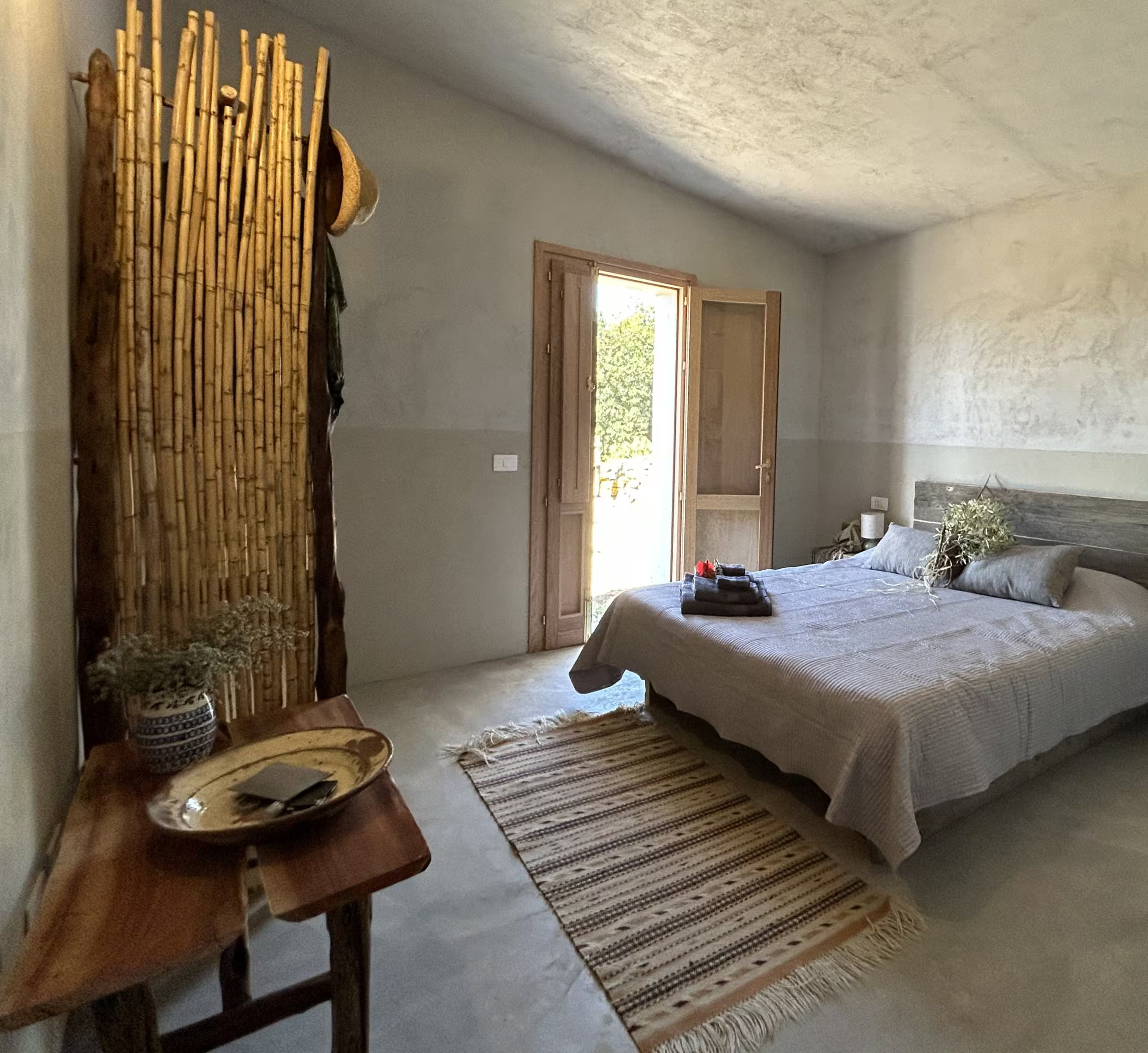 chambre mansardée décoration rustique maison ancienne en Sardaigne