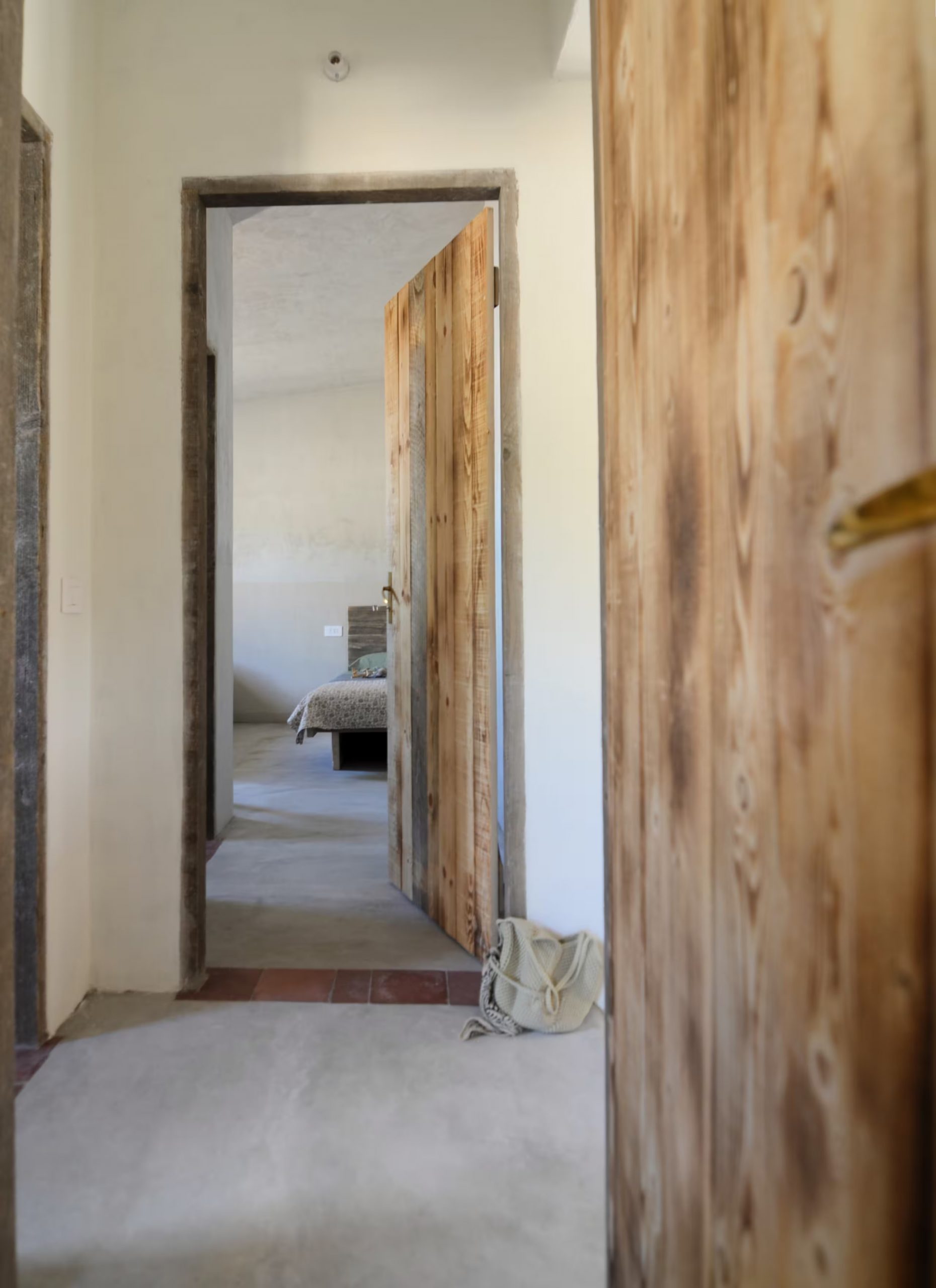 couloir avec portes anciennes
