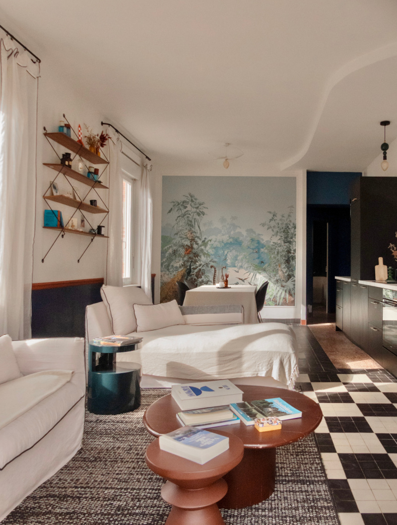 salon décoration contemporaine avec papier-peint panoramique et sol ancien carrelage à damier noir et blanc maison bretonne Photo : ©Lisa Marie Leclerc salon décoration contemporaine avec papier-peint panoramique et sol ancien carrelage à damier noir et blanc maison bretonne Photo : ©Lisa Marie Leclerc