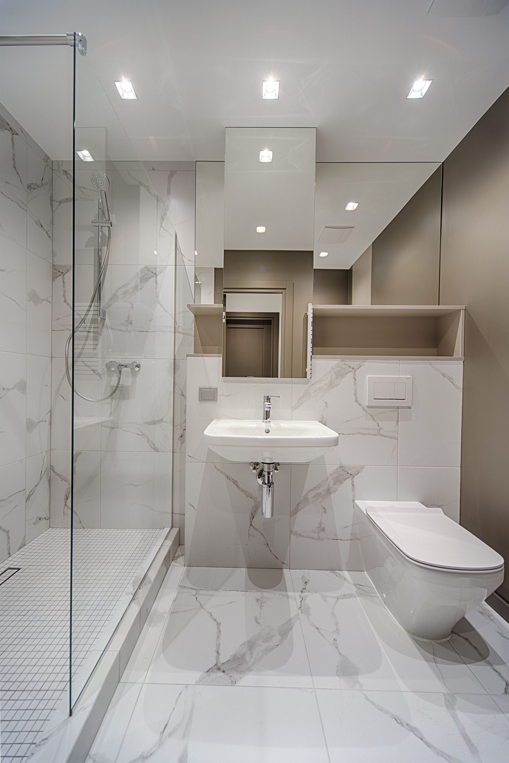 salle de bain contemporaine avec douche en marbre blanc et gris salle de bain contemporaine avec douche en marbre blanc et gris