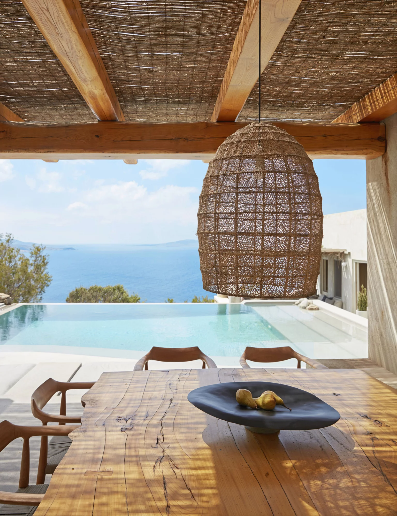 terrasse avec pergola maison en Grèce avec piscine et vue mer