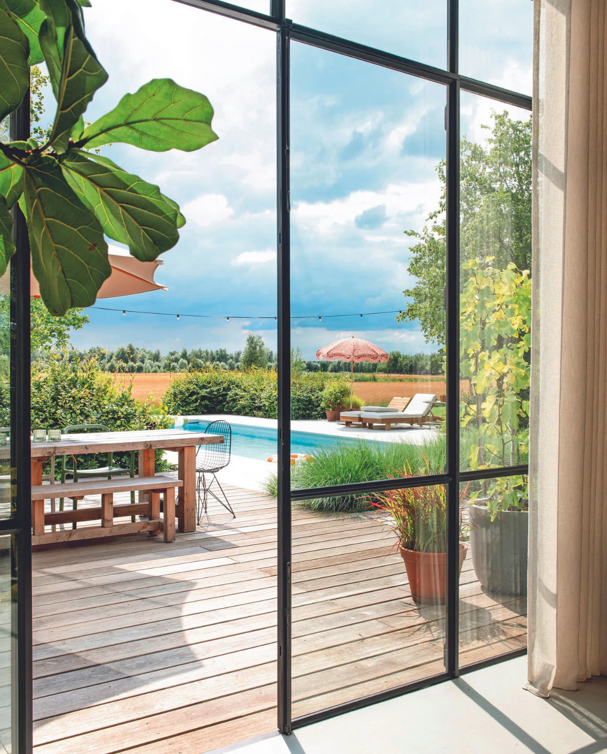 salon donnant sur une terrasse avec piscine fenêtre style verrière maison décoration contemporaine