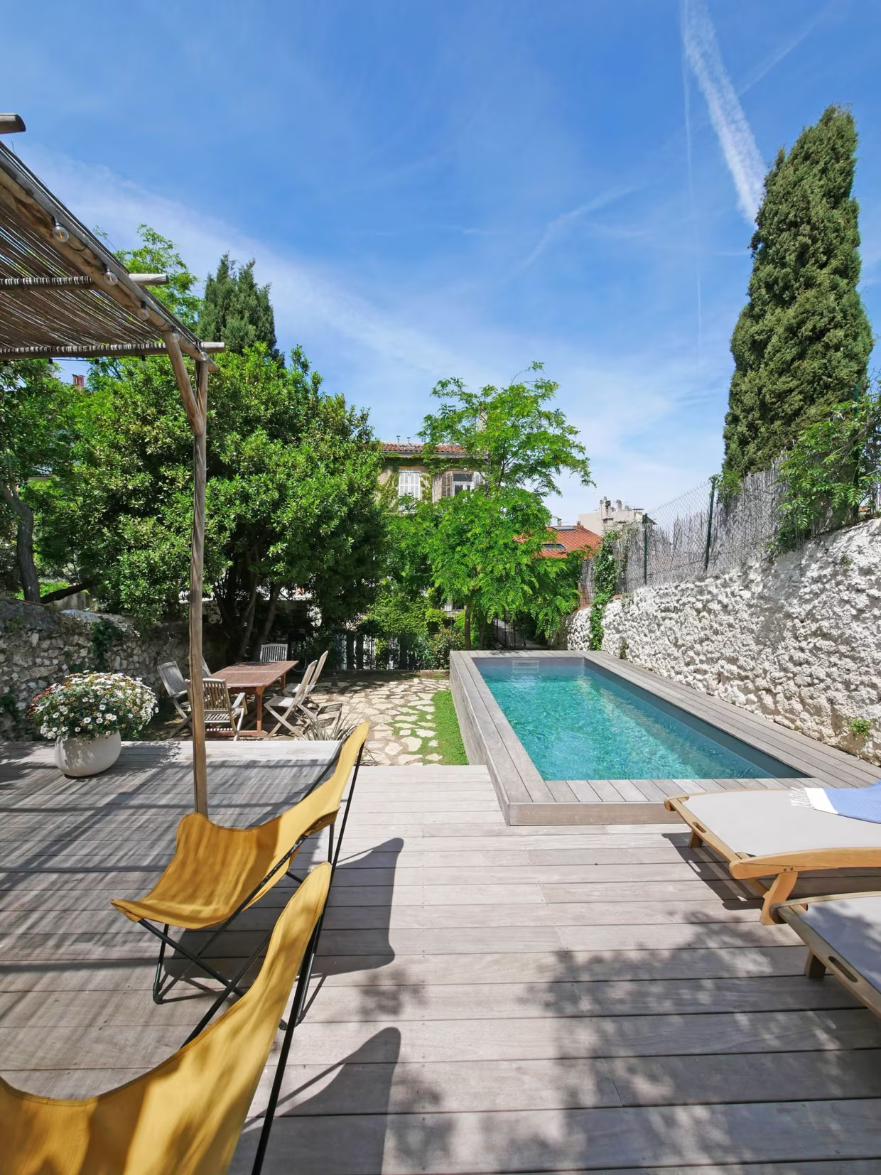 mini piscine dans jardin de ville et terrasse bois décoration contemporaine avec fauteuils papillon jaunes mini piscine dans jardin de ville et terrasse bois décoration contemporaine avec fauteuils papillon jaunes