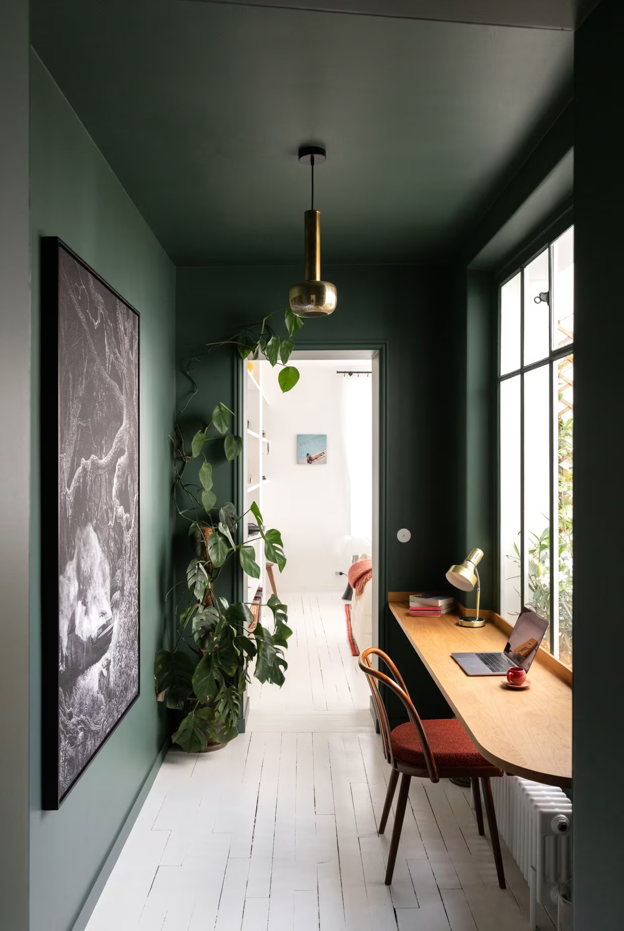 bureau dans entrée avec fenêtre murs et plafonds verts décoration contemporaine