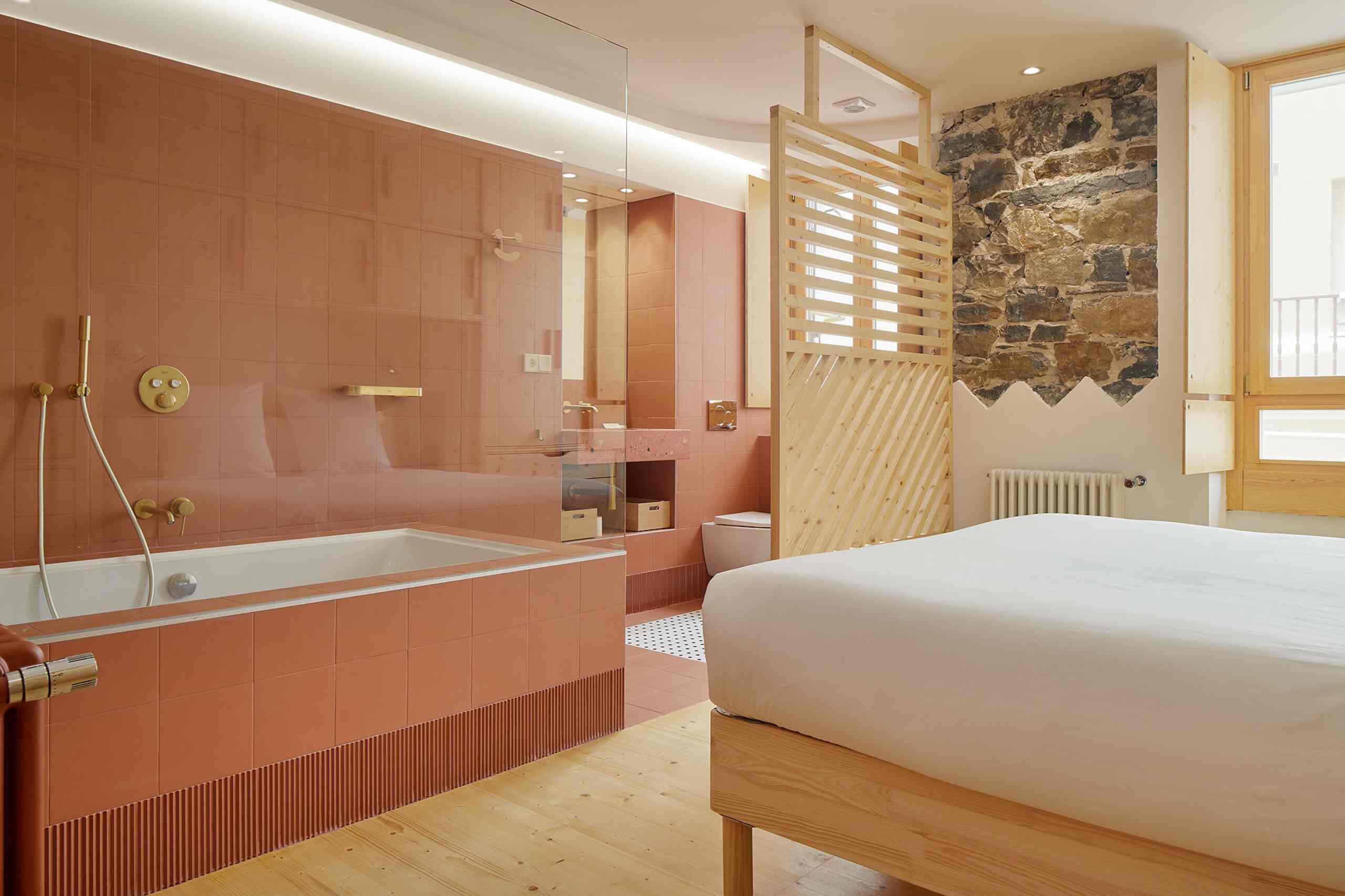 chambre en pin avec salle de bain terracotta décoration basque contemporaine Baso Enea Saint Sebastien chambre en pin avec salle de bain terracotta décoration basque contemporaine Baso Enea Saint Sebastien
