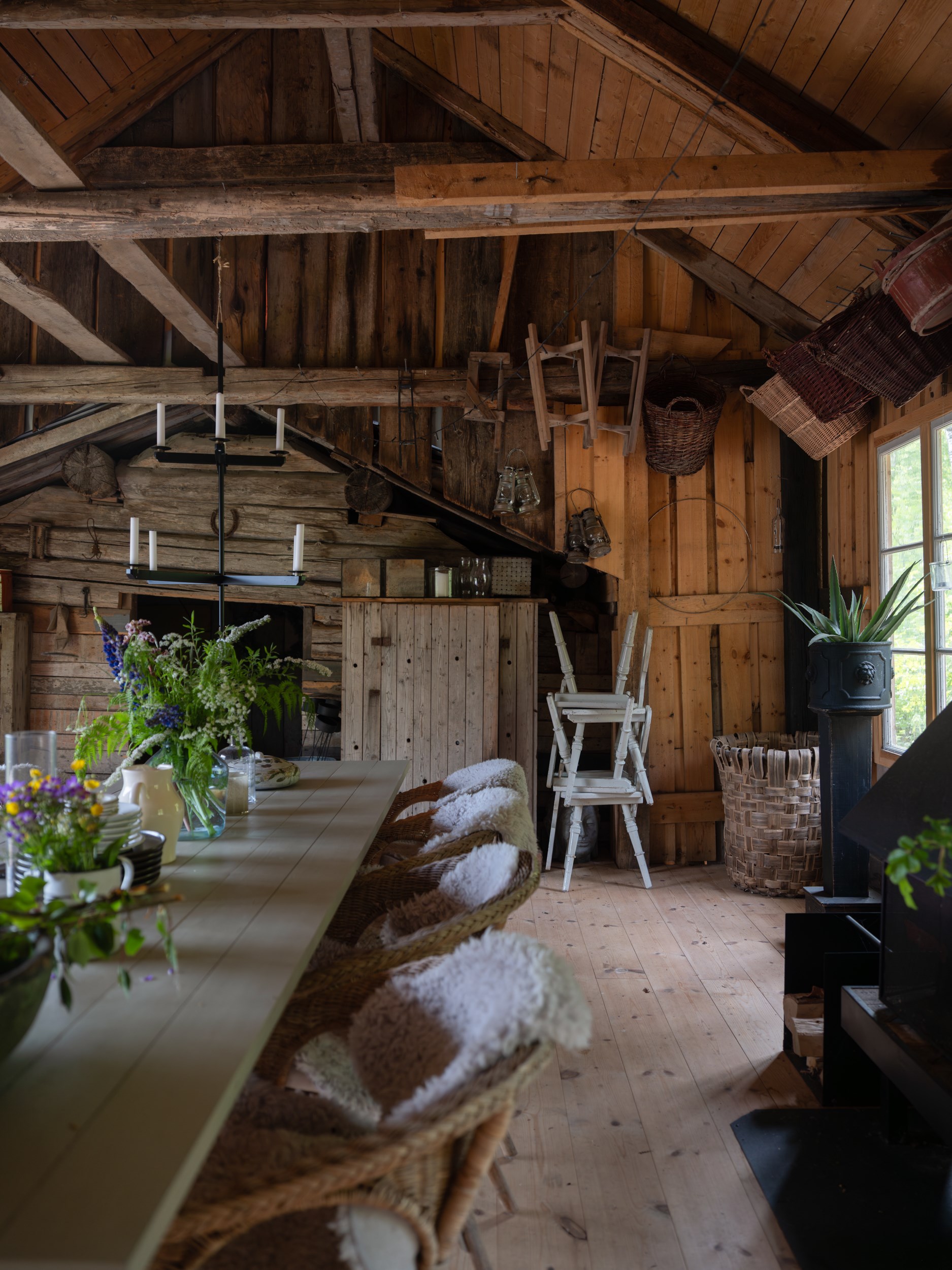 salle à manger rustique avec poutres maison rouge en bois Suède salle à manger rustique avec poutres maison rouge en bois Suède