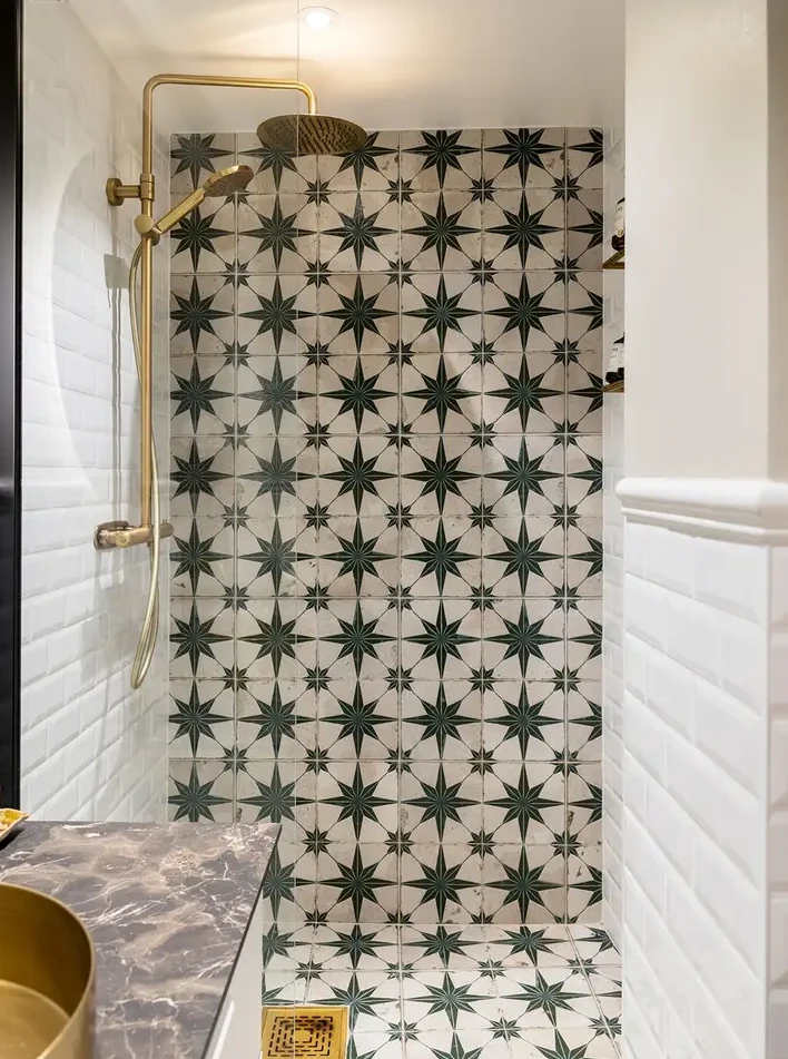 salle de bain carrelage marocain vert et blanc artisanal motif étoile appartement de 98m2 décoration scandinave éclectique salle de bain carrelage marocain vert et blanc artisanal motif étoile appartement de 98m2 décoration scandinave éclectique