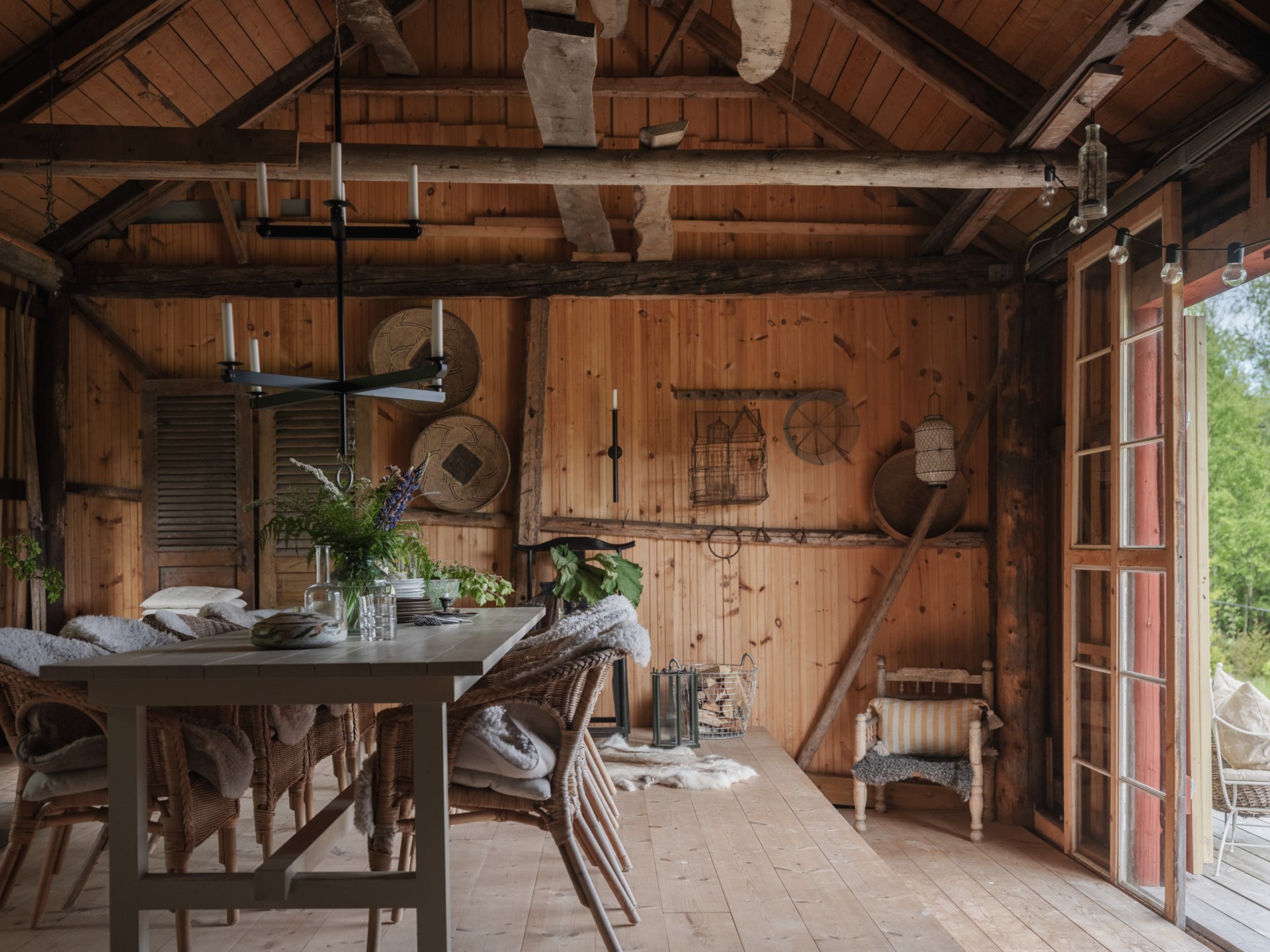 salle à manger rustique avec poutres maison rouge en bois Suède salle à manger rustique avec poutres maison rouge en bois Suède