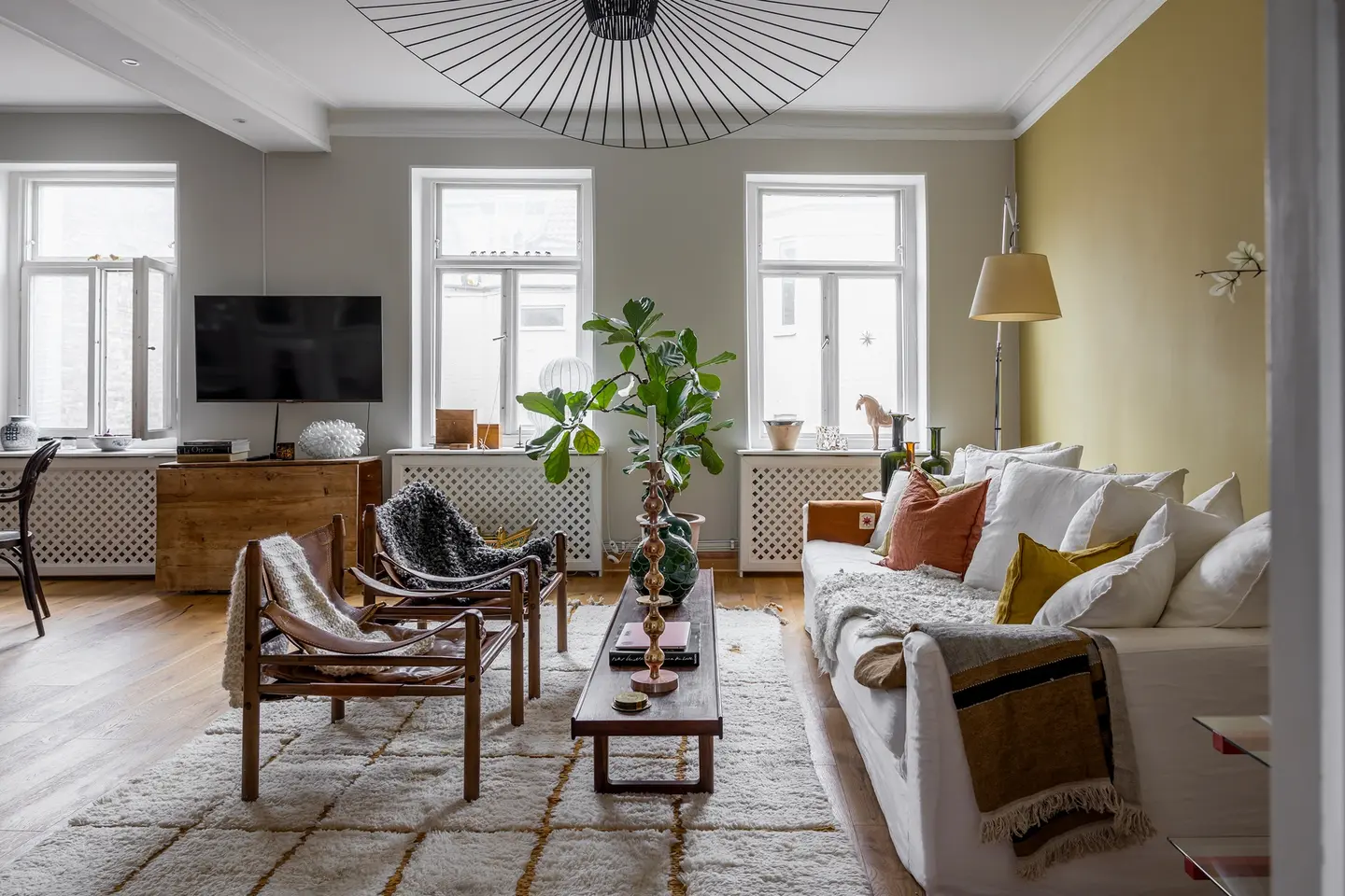 salon mur jaune suspension Vertigo appartement de 98m2 décoration scandinave éclectique salon mur jaune suspension Vertigo appartement de 98m2 décoration scandinave éclectique
