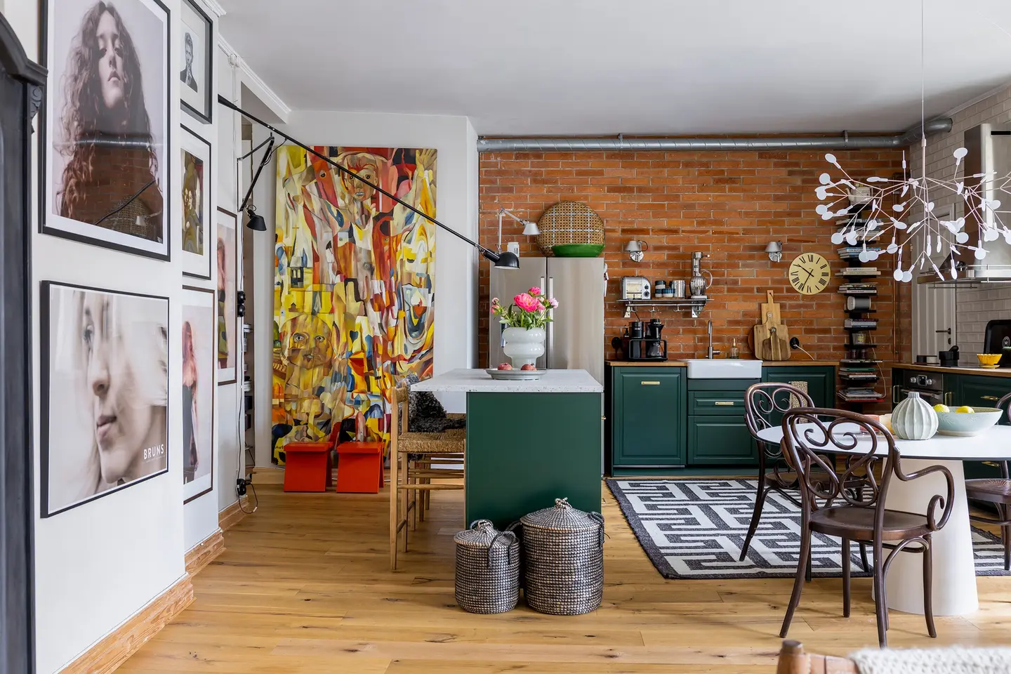 cuisine Ikea verte mur de briques et salle à manger appartement de 98m2 décoration scandinave éclectique cuisine Ikea verte mur de briques et salle à manger appartement de 98m2 décoration scandinave éclectique