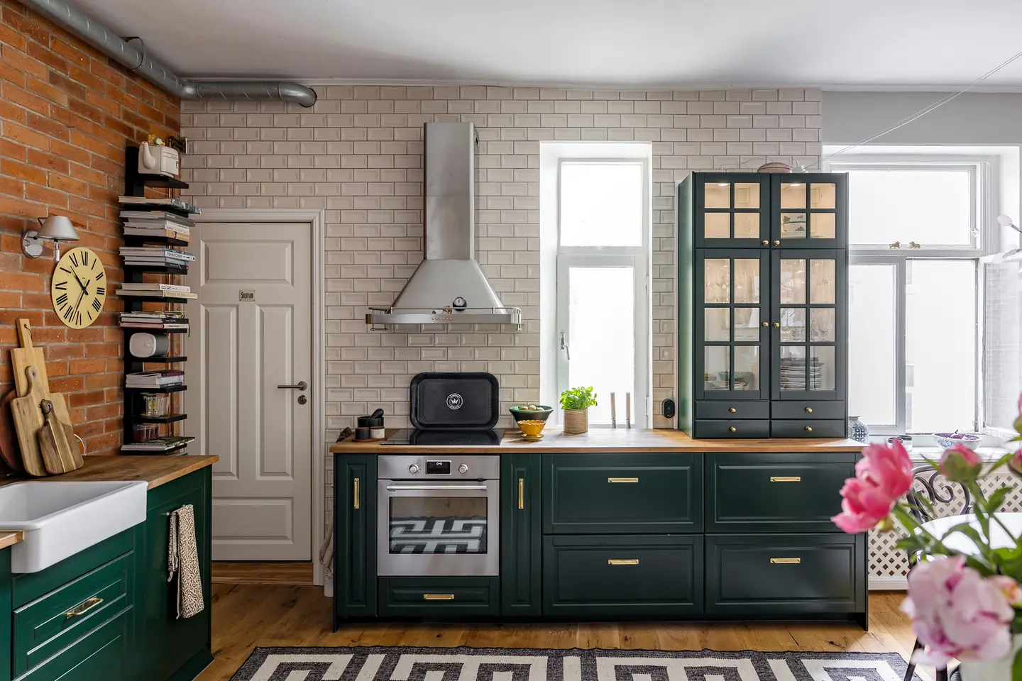 cuisine Ikea verte mur de briques et salle à manger appartement de 98m2 décoration scandinave éclectique cuisine Ikea verte mur de briques et salle à manger appartement de 98m2 décoration scandinave éclectique