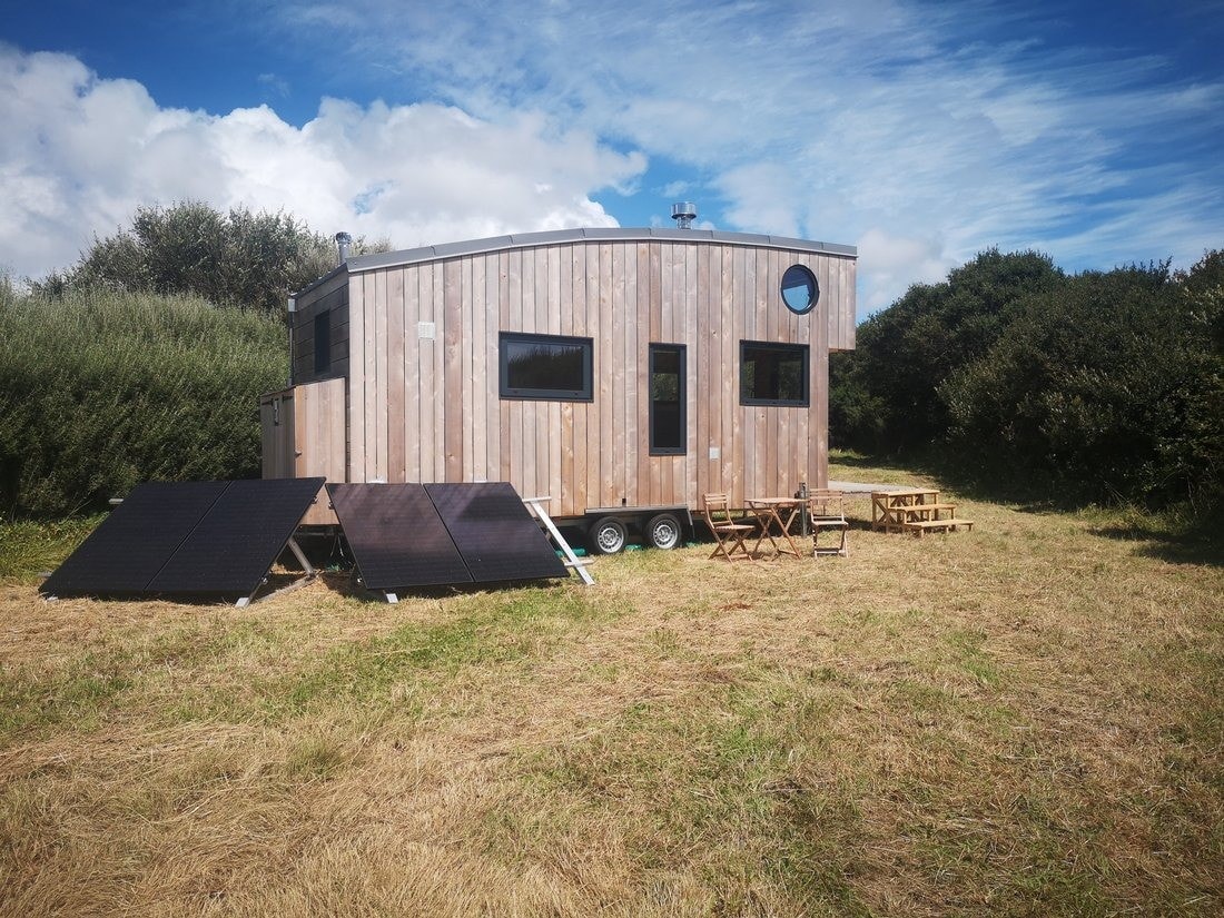 tiny house bretonne autonome avec panneaux solaires L'Atelier Bois d'ici