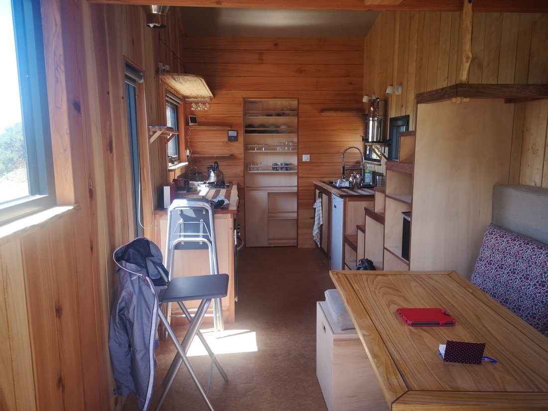 intérieur tiny house bretonne autonome avec panneaux solaires L'Atelier Bois d'ici