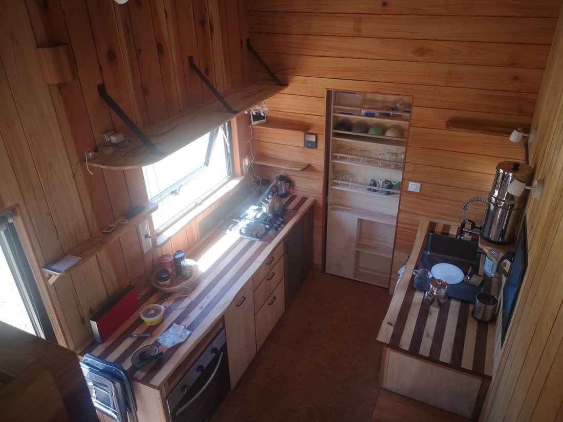 intérieur tiny house bretonne autonome avec panneaux solaires L'Atelier Bois d'ici