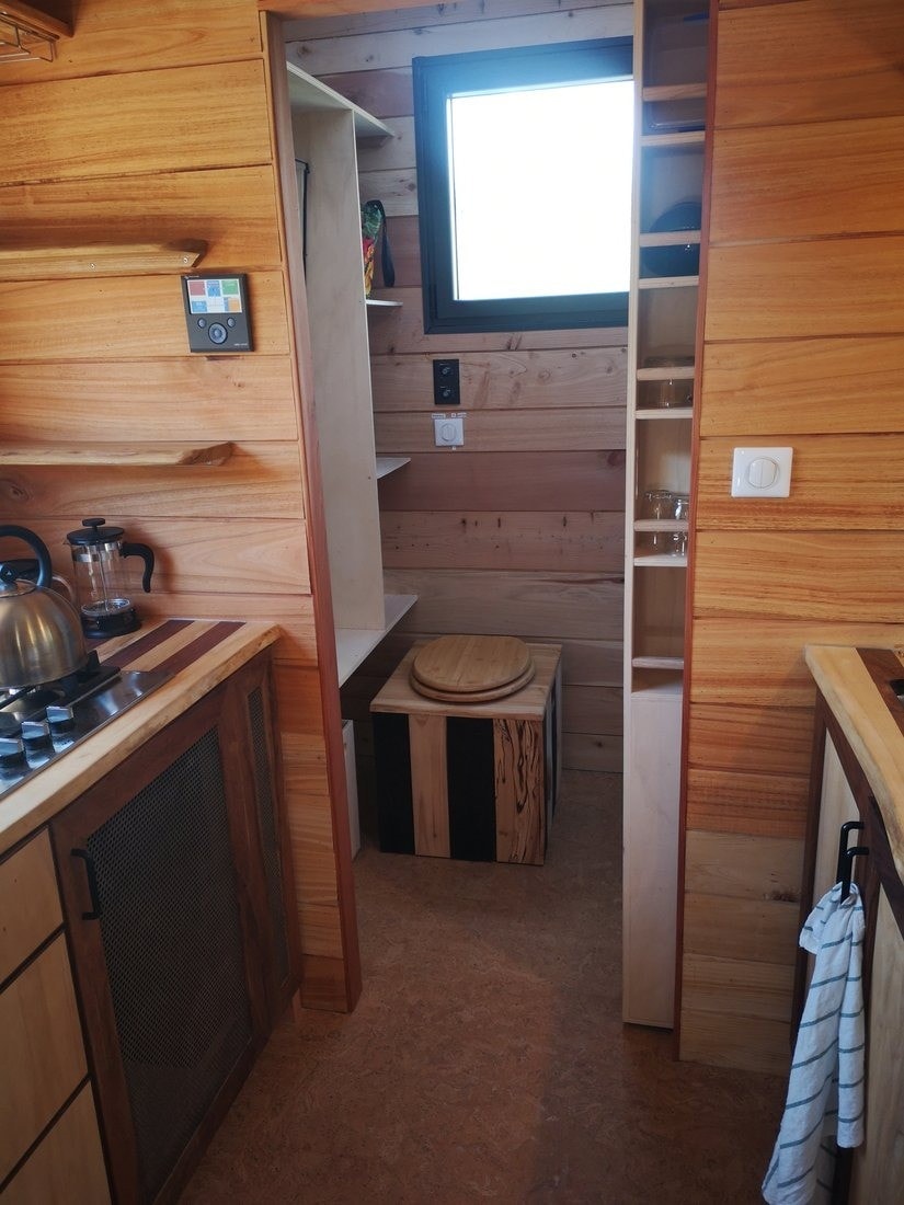 salle de bain et cuisine tiny house bretonne autonome avec panneaux solaires L'Atelier Bois d'ici