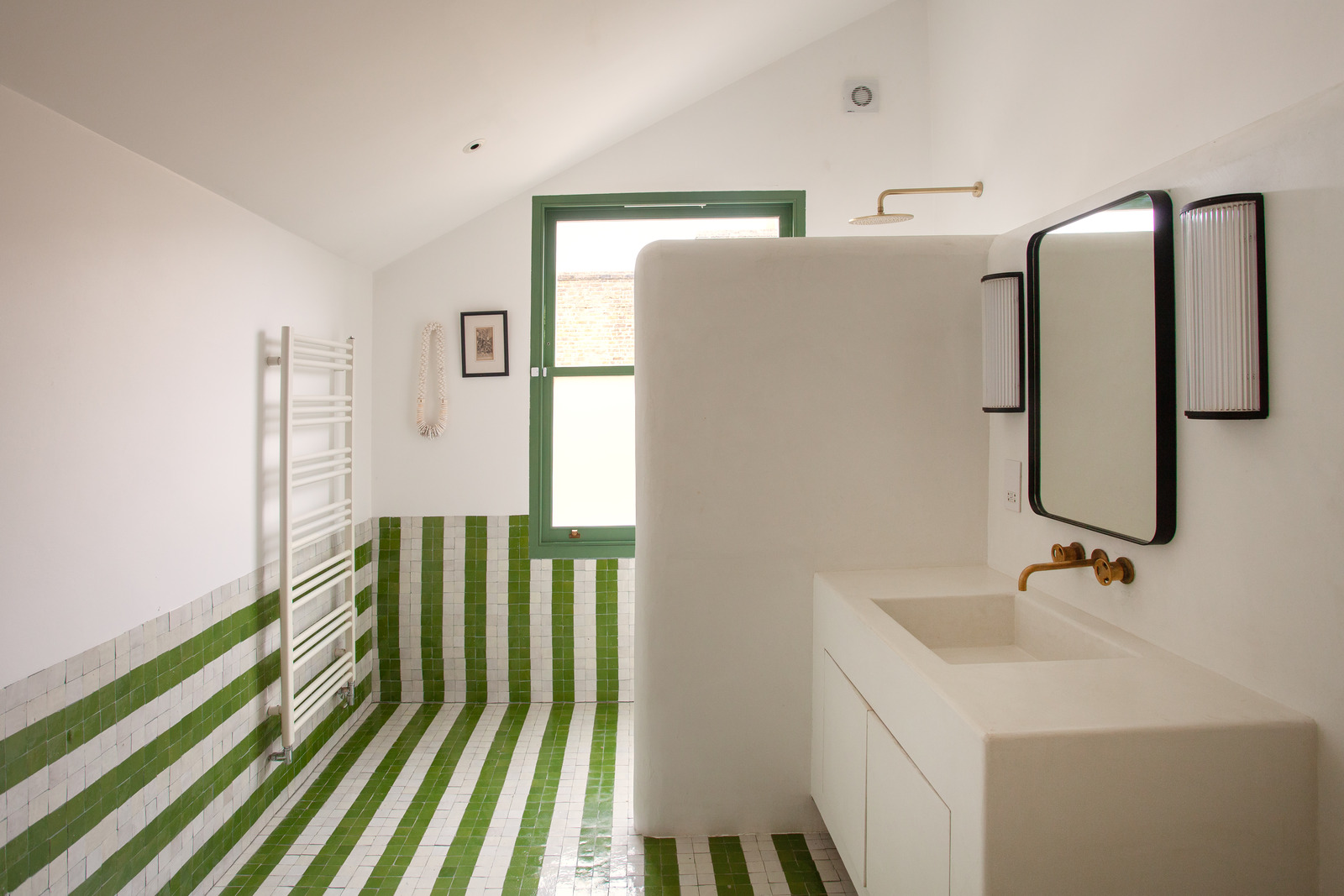 salle de bain blanche et verte décoration contemporaine maison victorienne accolée