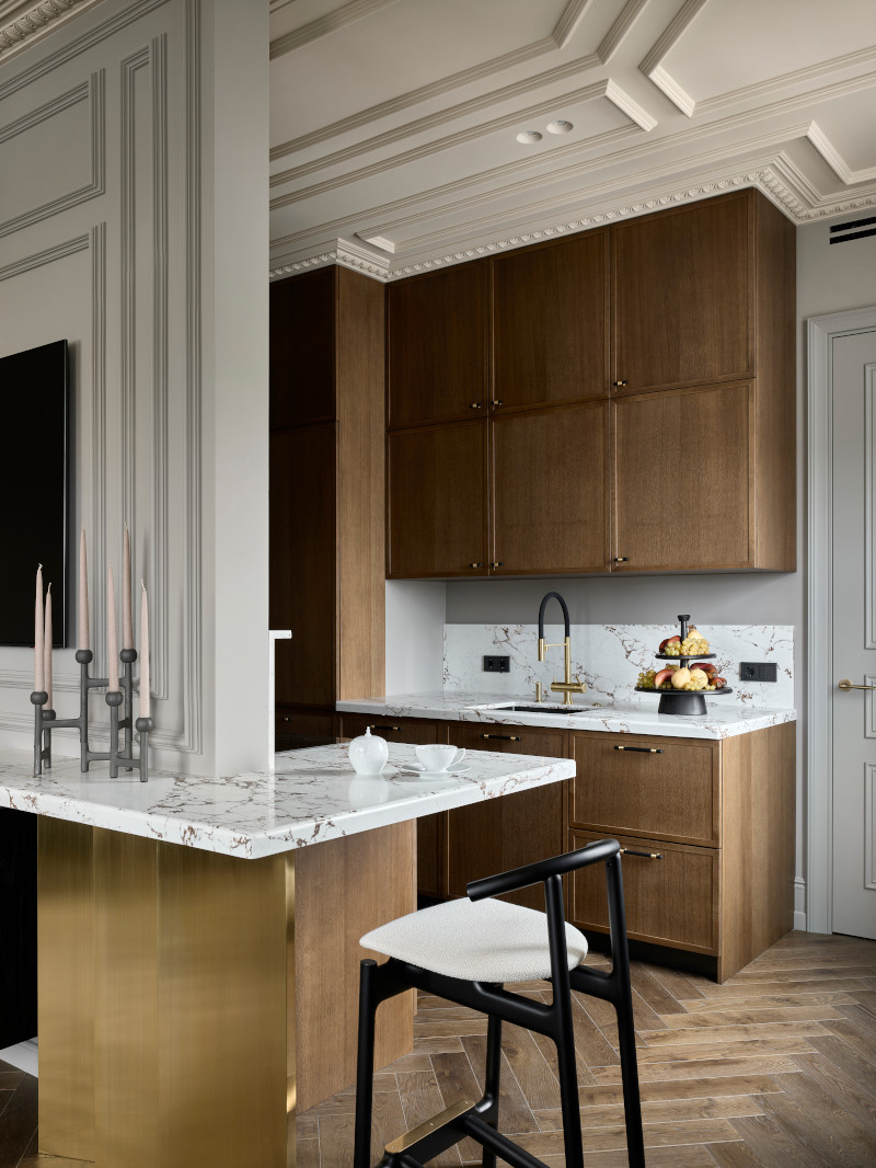 cuisine semi ouverte mur gris avec moulures décoration contemporaine appartement 140m2 cuisine semi ouverte mur gris avec moulures décoration contemporaine appartement 140m2