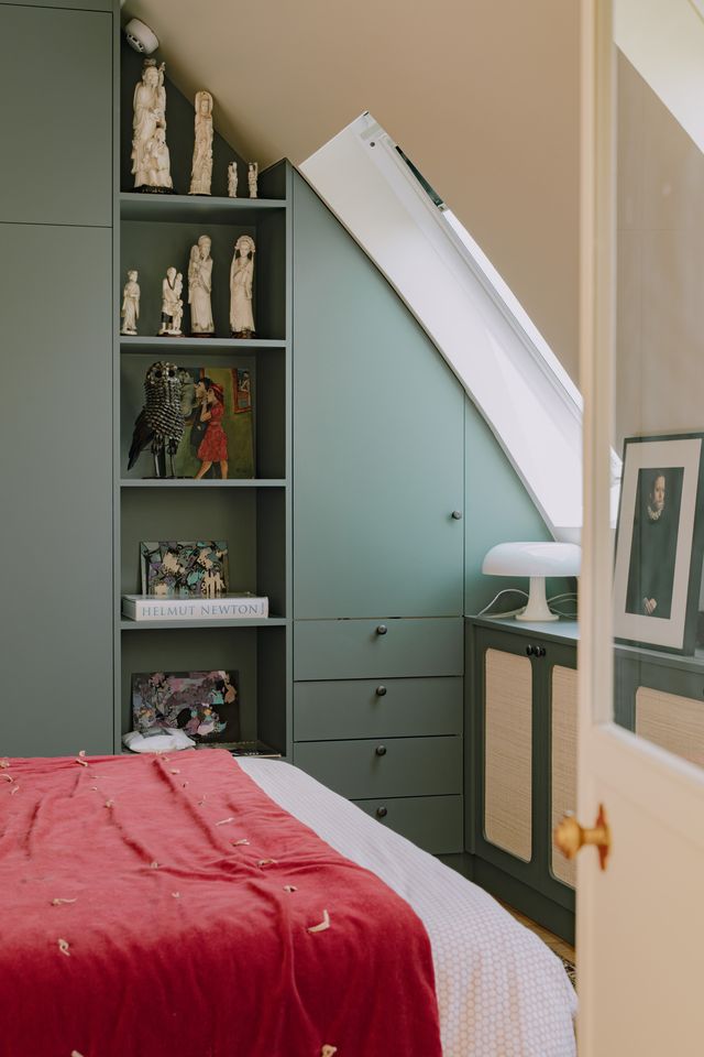 bedroom 46sqm Paris apartement in the attic contemporary decor Photo: ©Jeanne Perrotte bedroom 46sqm Paris apartement in the attic contemporary decor Photo: ©Jeanne Perrotte