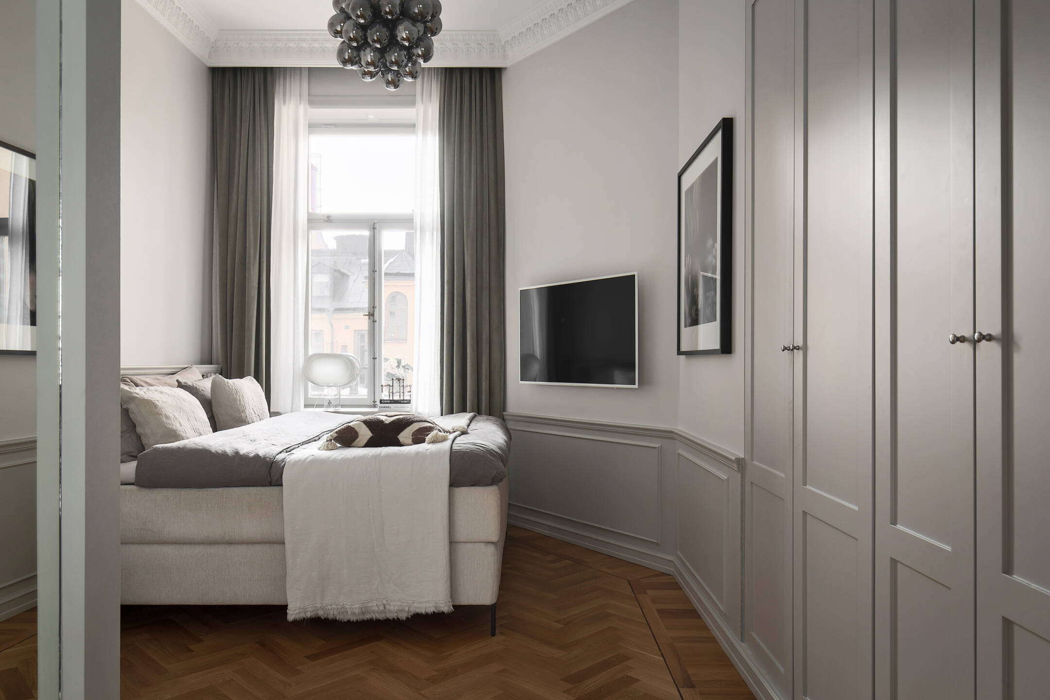 chambre grise classique avec moulures