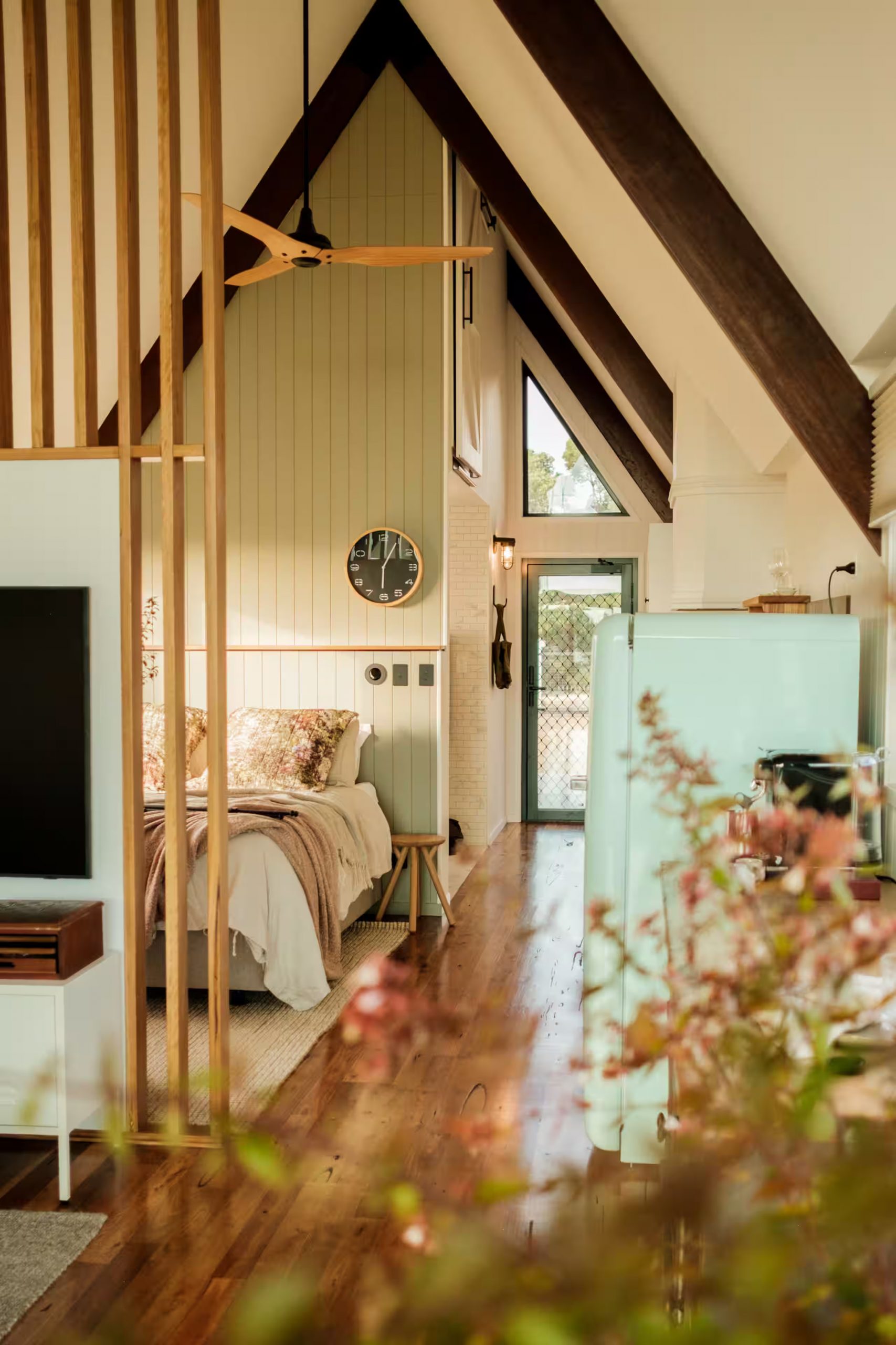 cuisine et chambre décoration contemporaine pignon vitré maison A-frame hors-reseau Tasmanie