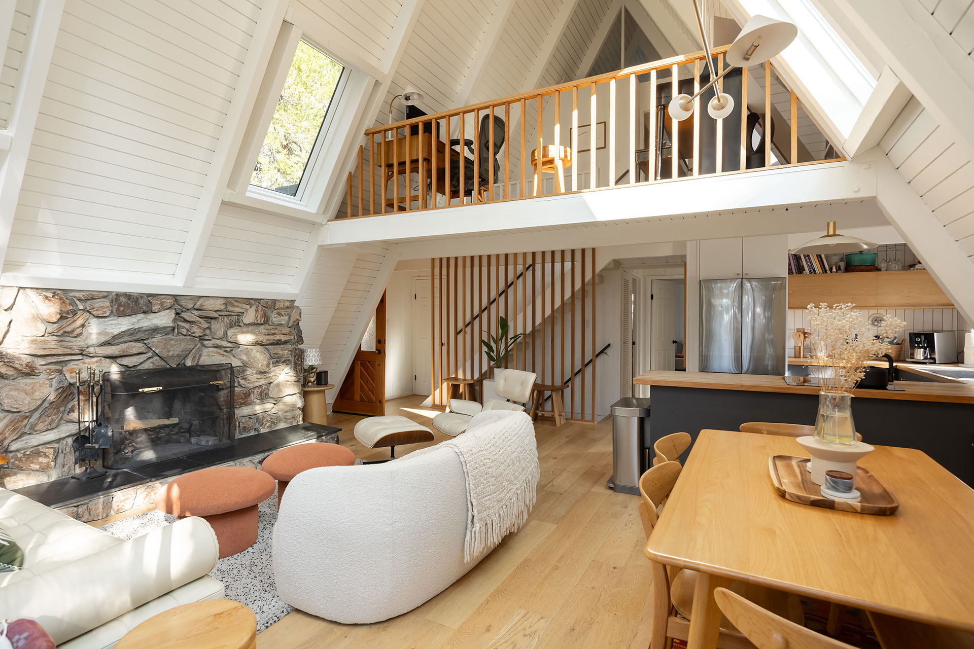 salon avec mezzanine et cheminée en pierres décoration contemporaine maison A-Frame Californie