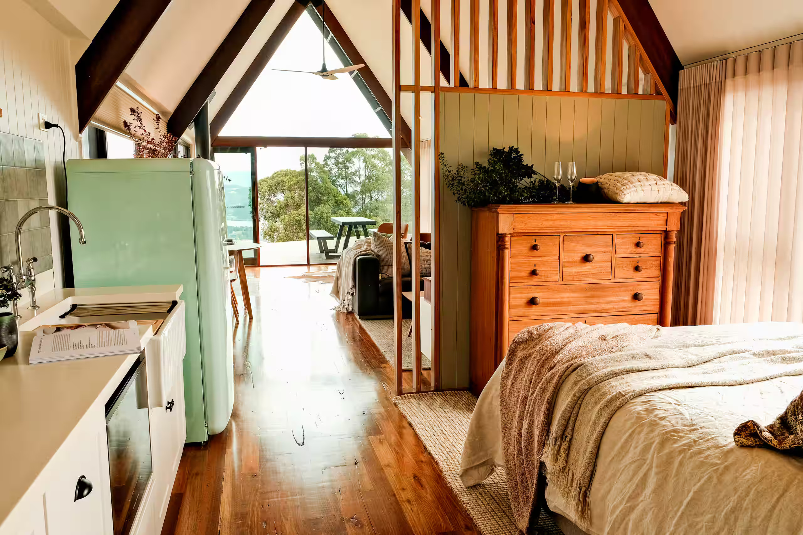 chambre et cuisine pignon vitré maison A-frame hors-reseau Tasmanie