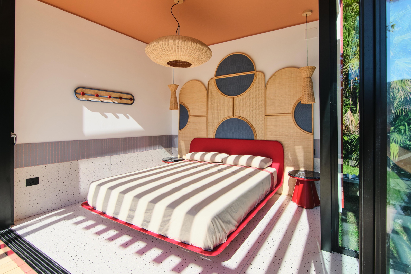 chambre décoration colorée tiny house design Nomadaria par Elena Salmistraro