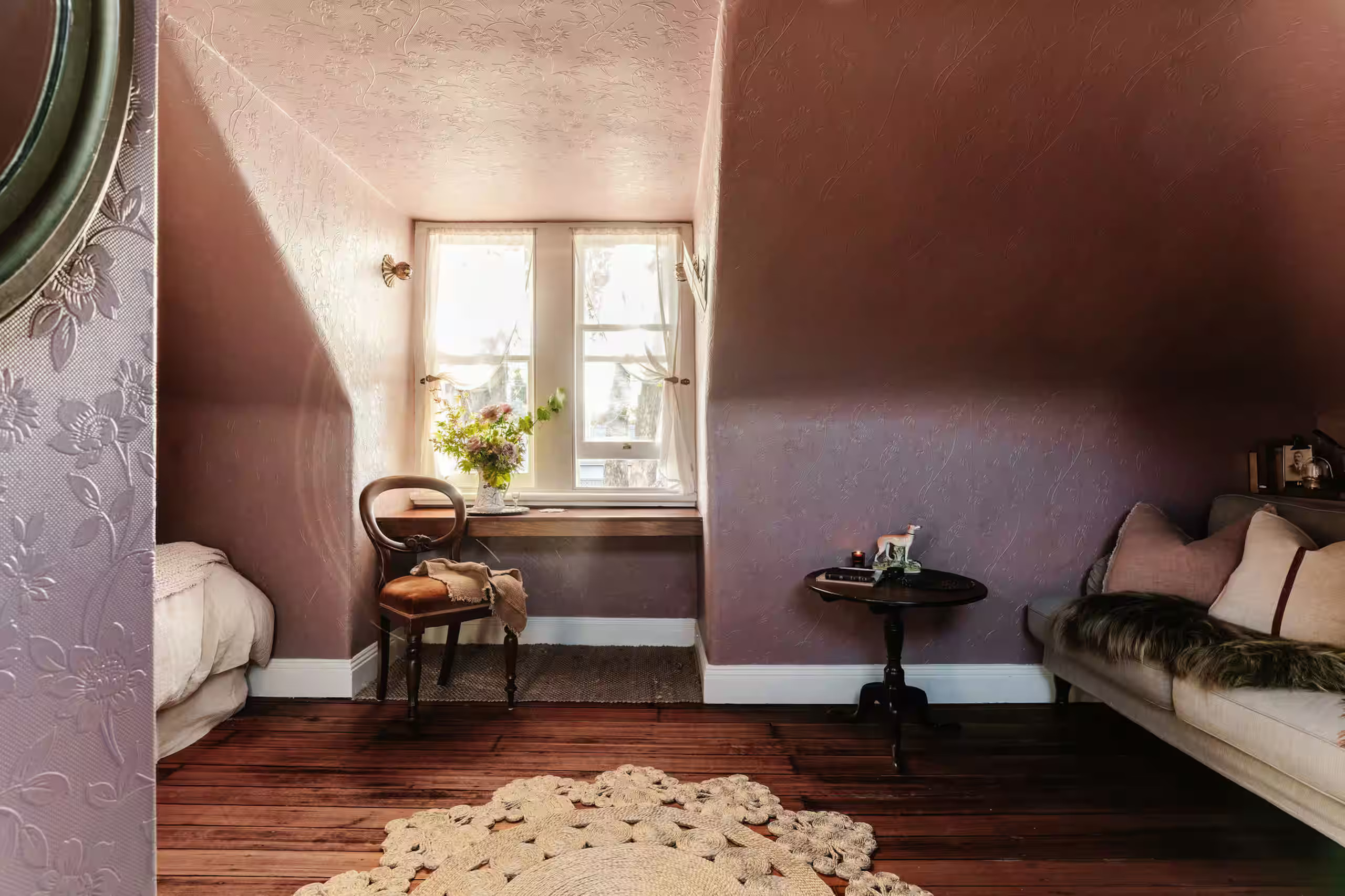 chambre rose mansardée avec bureau sous fenêtre décoration classique chic maison victorienne chambre rose mansardée avec bureau sous fenêtre décoration classique chic maison victorienne