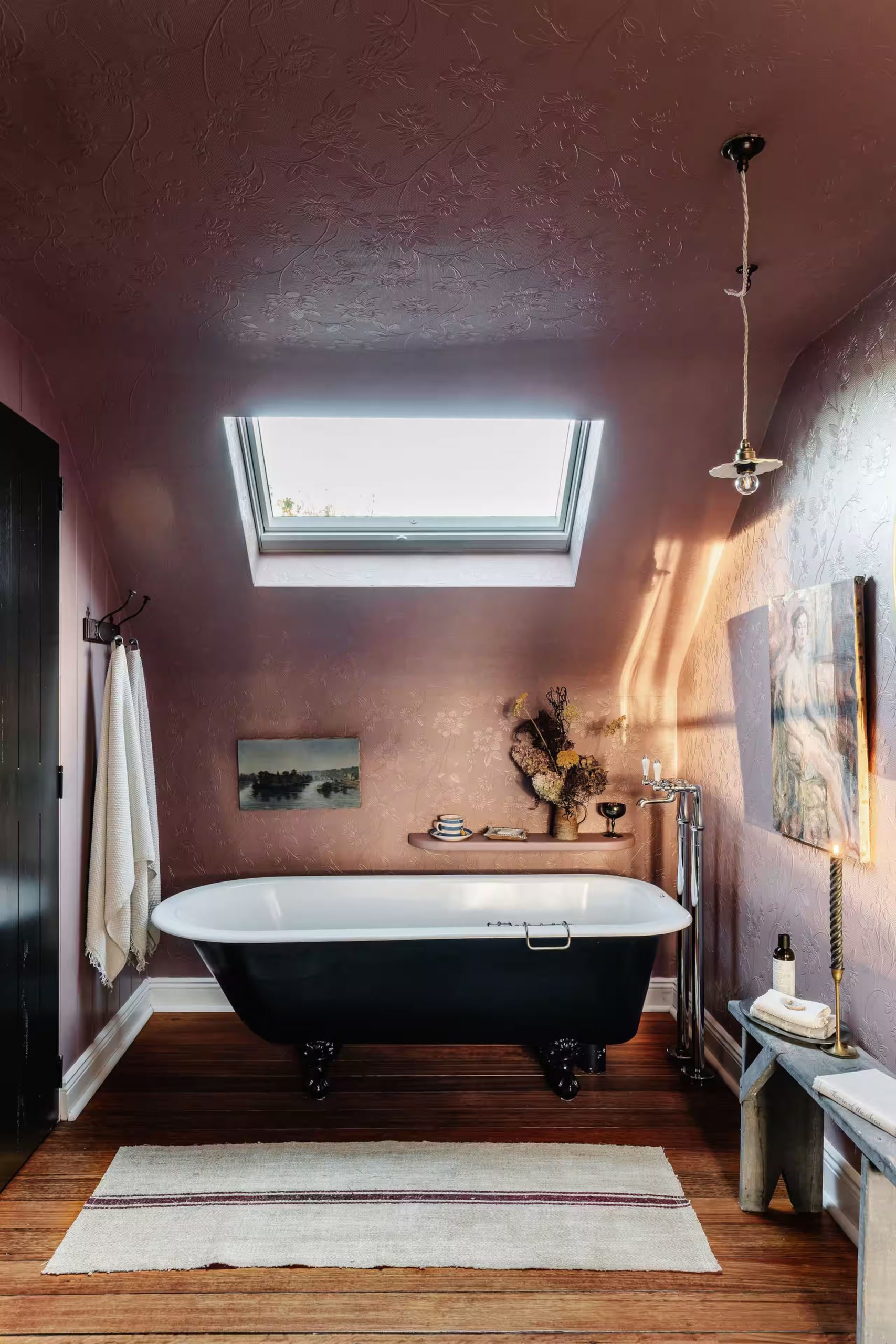 salle de bain vintage rose mansardée décoration classique chic maison victorienne salle de bain vintage rose mansardée décoration classique chic maison victorienne