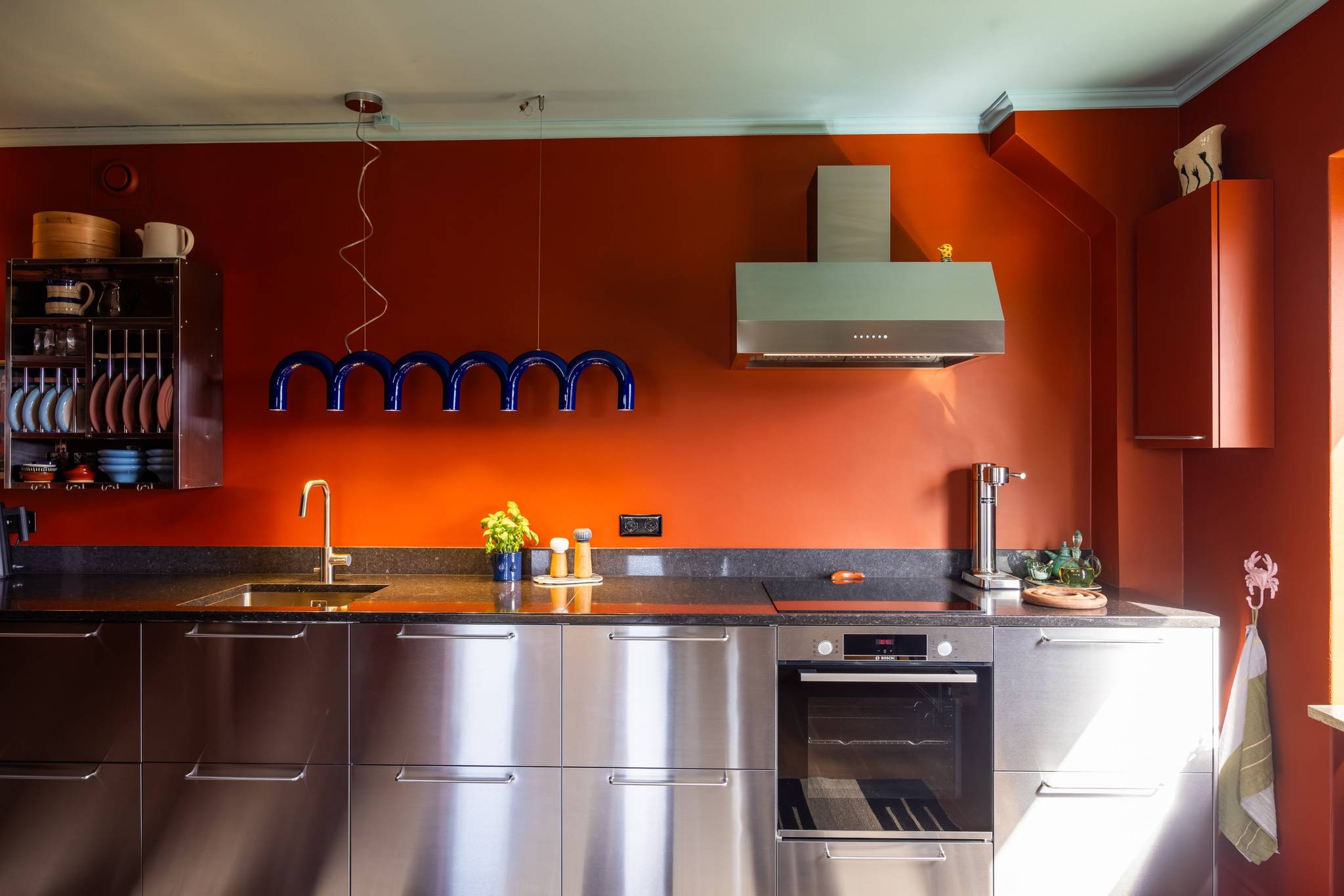 cuisine murs terracotta meubles inox appartement coloré de 71m2 décoration scandinave et vintage cuisine murs terracotta meubles inox appartement coloré de 71m2 décoration scandinave et vintage