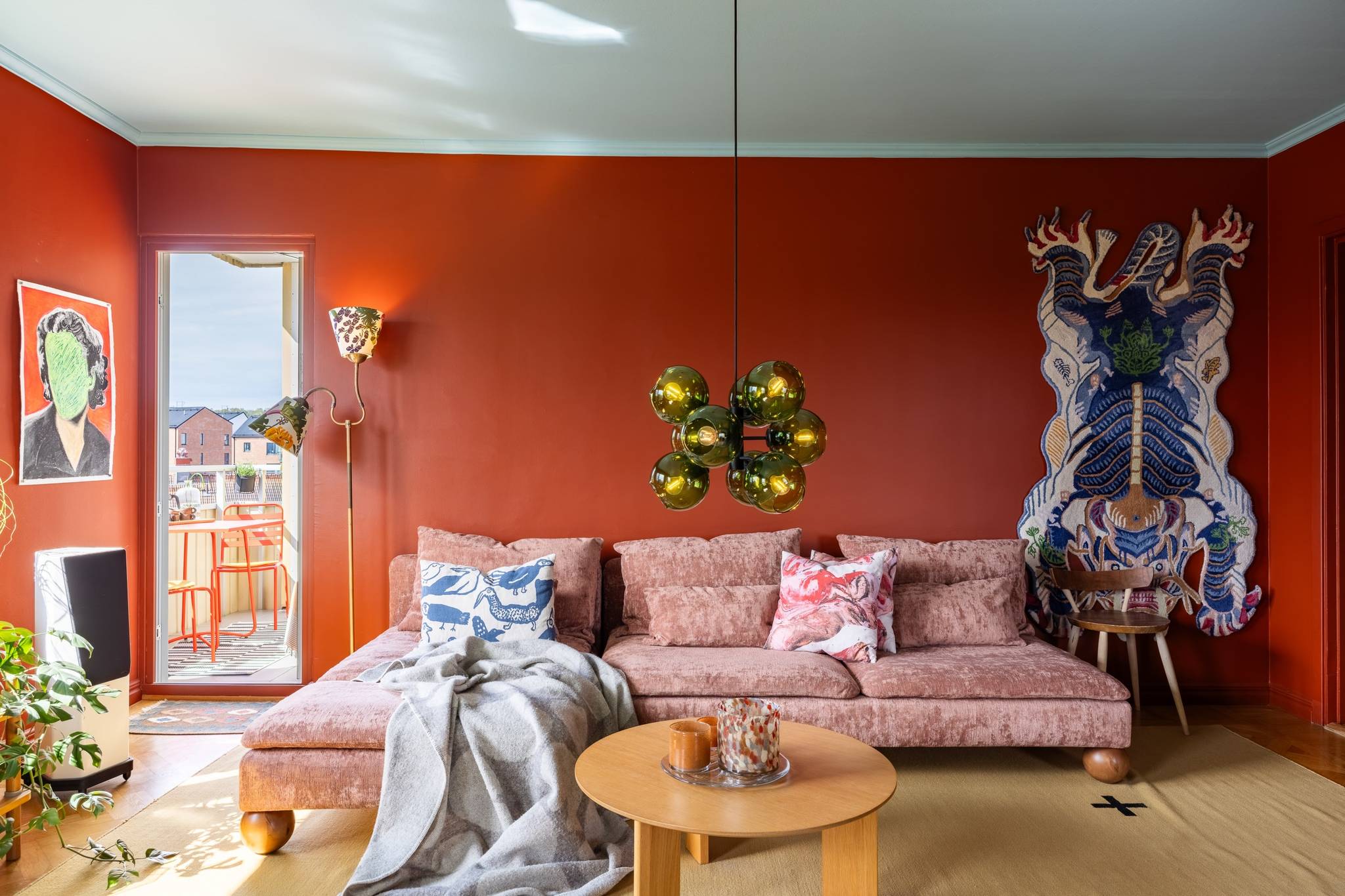 salon avec canapé rose murs rouges appartement coloré de 71m2 décoration scandinave et vintage salon avec canapé rose murs rouges appartement coloré de 71m2 décoration scandinave et vintage