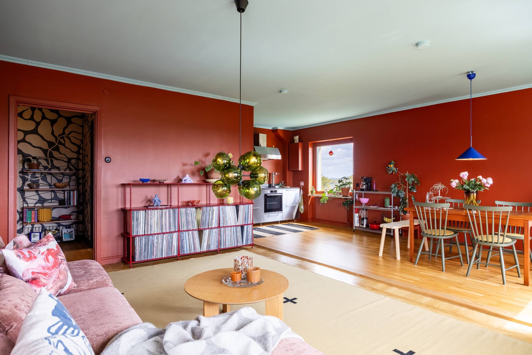 salon avec canapé rose et salle à manger murs rouges appartement coloré de 71m2 décoration scandinave et vintage salon avec canapé rose et salle à manger murs rouges appartement coloré de 71m2 décoration scandinave et vintage