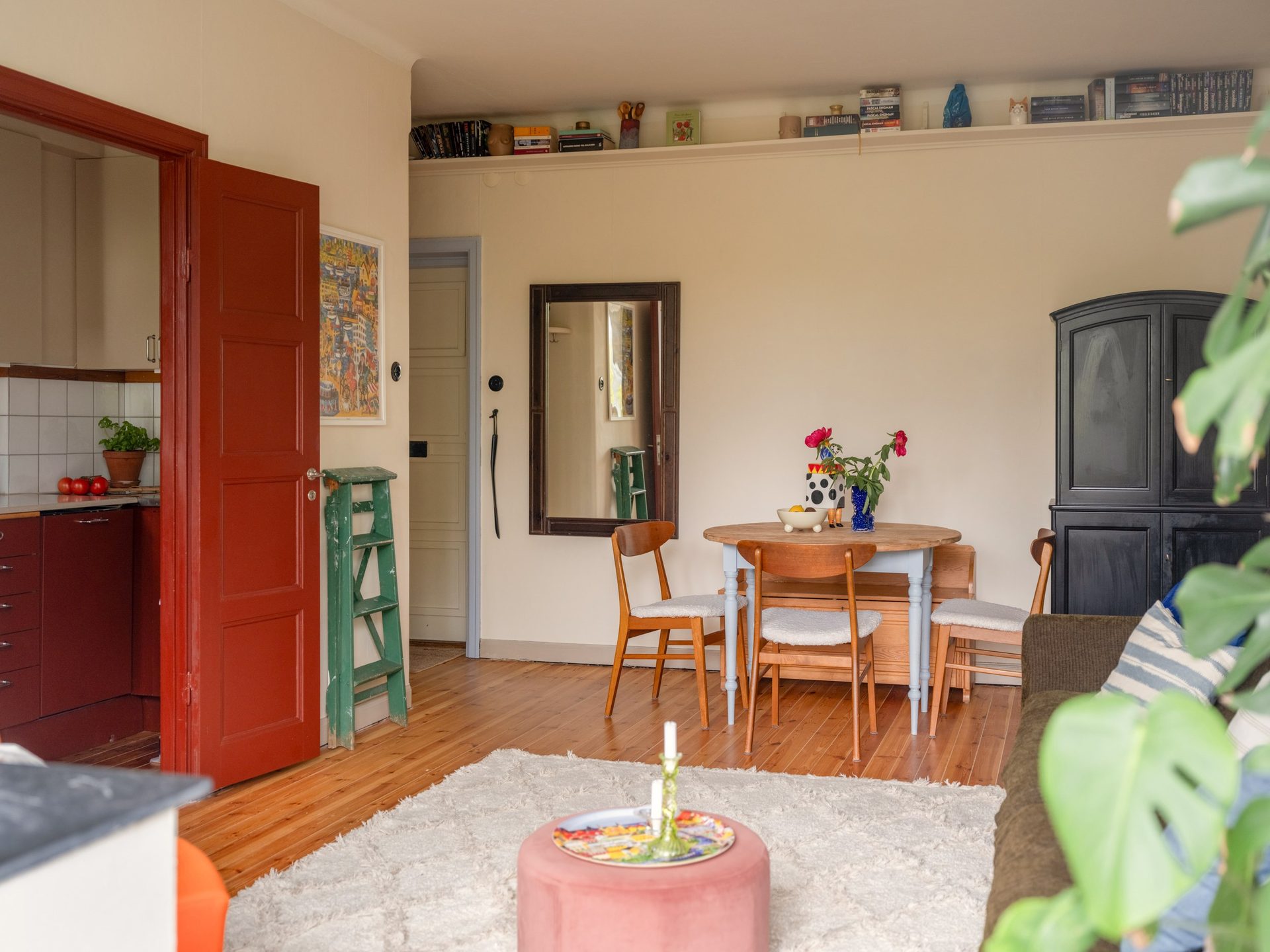 salle à manger et salon avec canapé vert décoration vintage et scandinave deux-pièces 42m2 salle à manger et salon avec canapé vert décoration vintage et scandinave deux-pièces 42m2