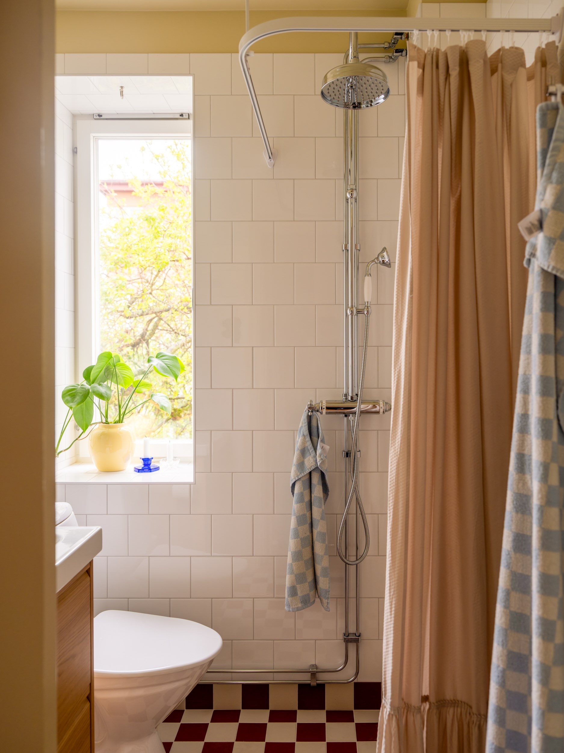 salle de bain sol à damier rouge et blanc décoration vintage et scandinave deux-pièces 42m2 salle de bain sol à damier rouge et blanc décoration vintage et scandinave deux-pièces 42m2