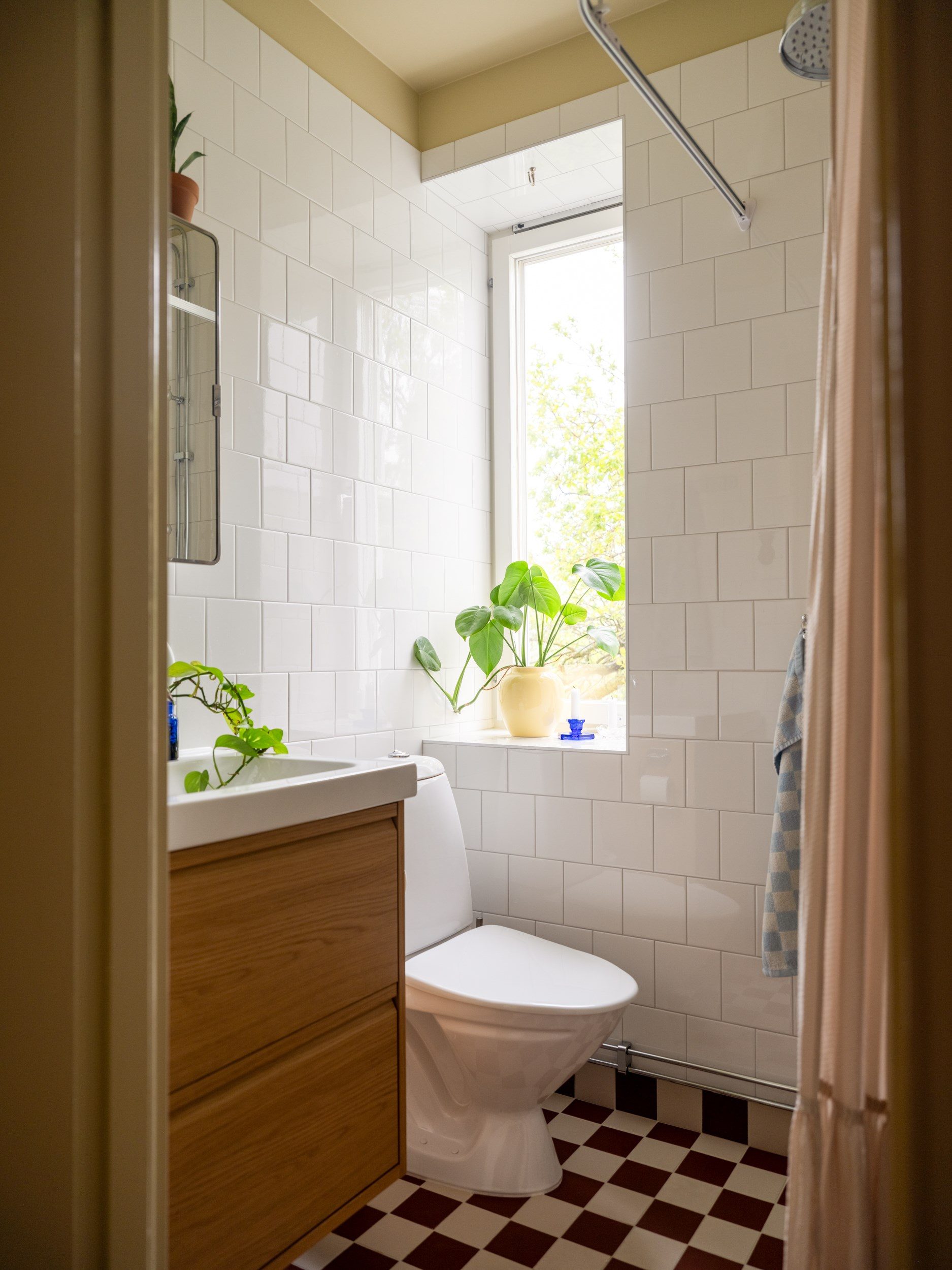 salle de bain sol à damier rouge et blanc décoration vintage et scandinave deux-pièces 42m2 salle de bain sol à damier rouge et blanc décoration vintage et scandinave deux-pièces 42m2