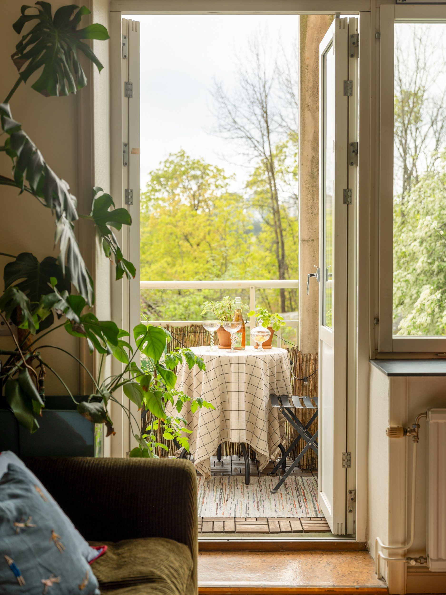 balcon et salon avec canapé vert décoration vintage et scandinave deux-pièces 42m2 balcon et salon avec canapé vert décoration vintage et scandinave deux-pièces 42m2