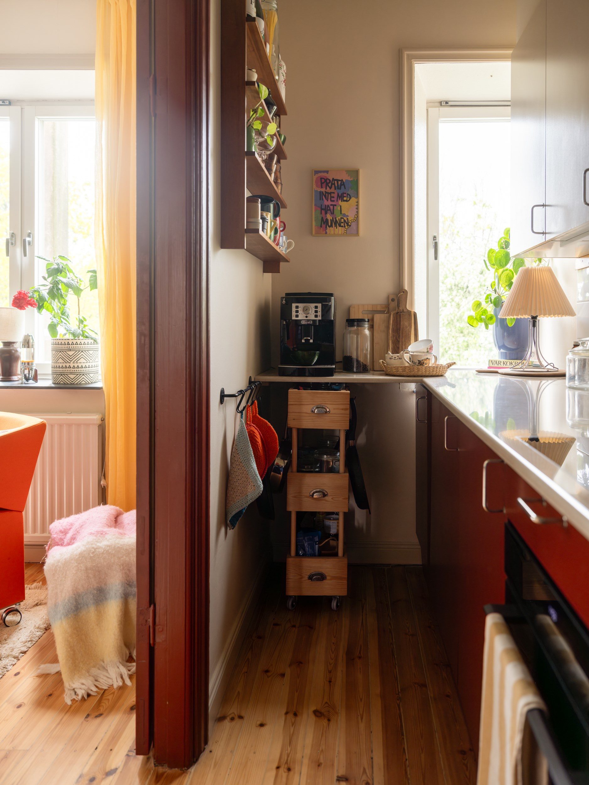 petite cuisine rouge décoration vintage et scandinave deux-pièces 42m2 petite cuisine rouge décoration vintage et scandinave deux-pièces 42m2
