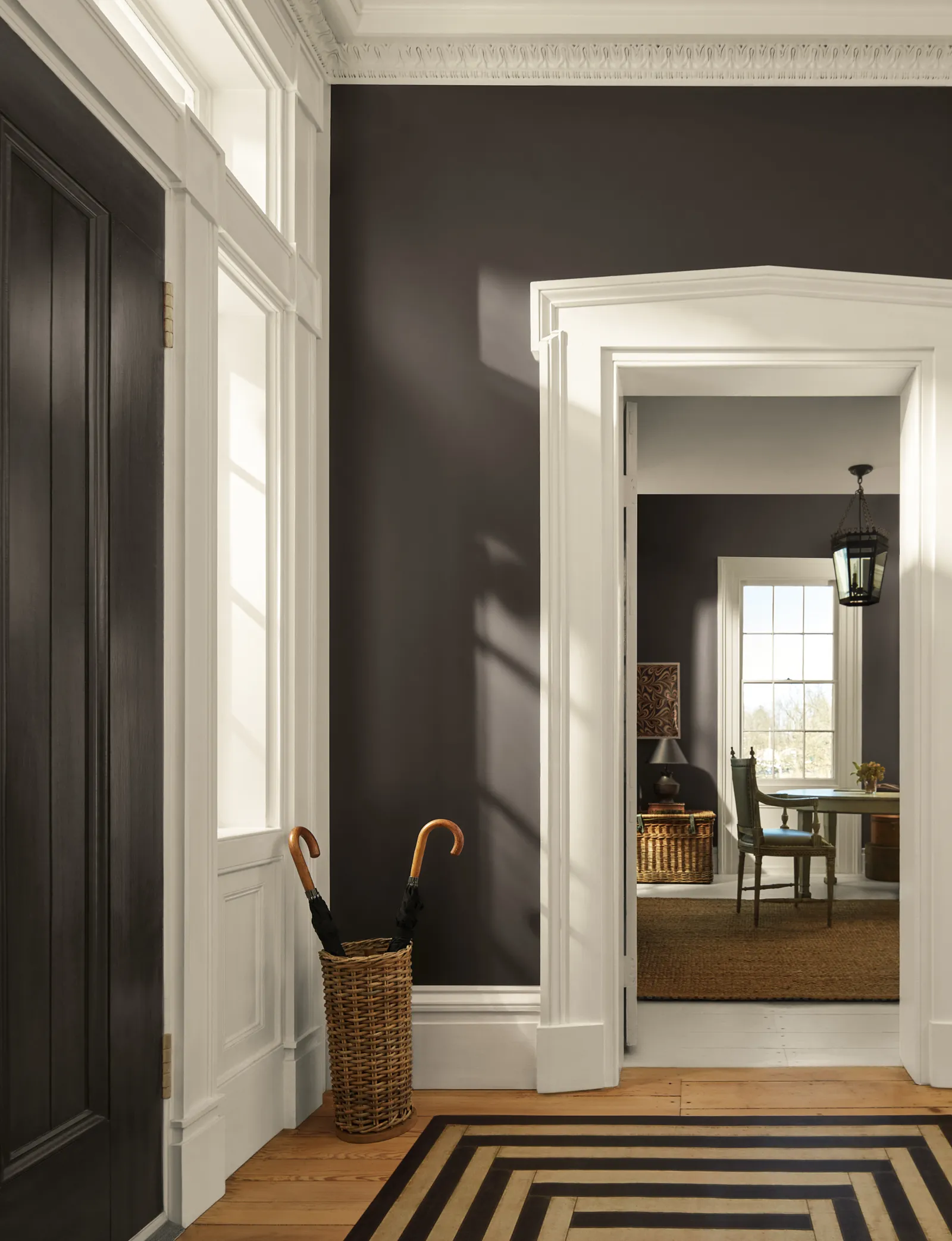 entrée classique avec moulures murs gris anthracite décoration peinture Benjamin Moore entrée classique avec moulures murs gris anthracite décoration peinture Benjamin Moore