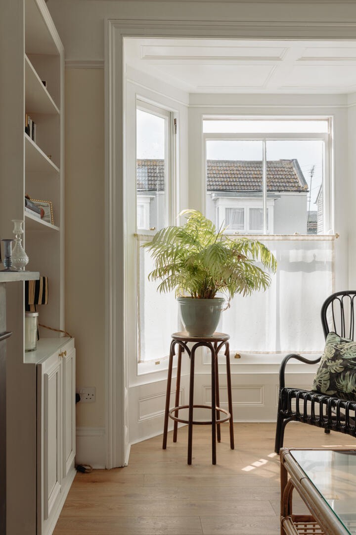 salon avec bow window décoration classique chic maisonnette victorienne dans le Kent