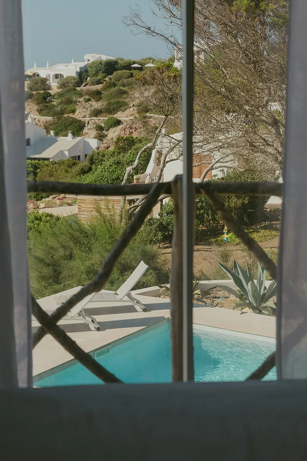 chambre décoration naturelle maison Minorque vue mer et piscine