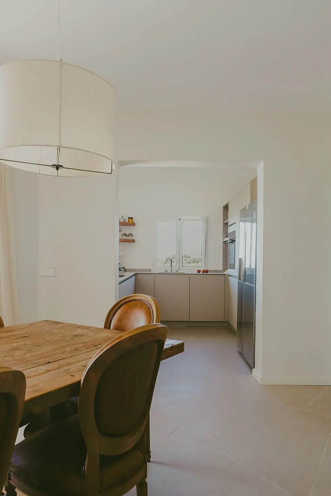 salle à manger et cuisine ouverte décoration naturelle maison Minorque vue mer