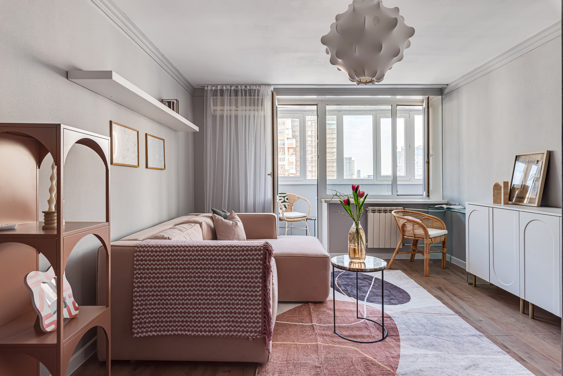salon avec canapé velours rose studio rénové de 34m2 salon avec canapé velours rose studio rénové de 34m2