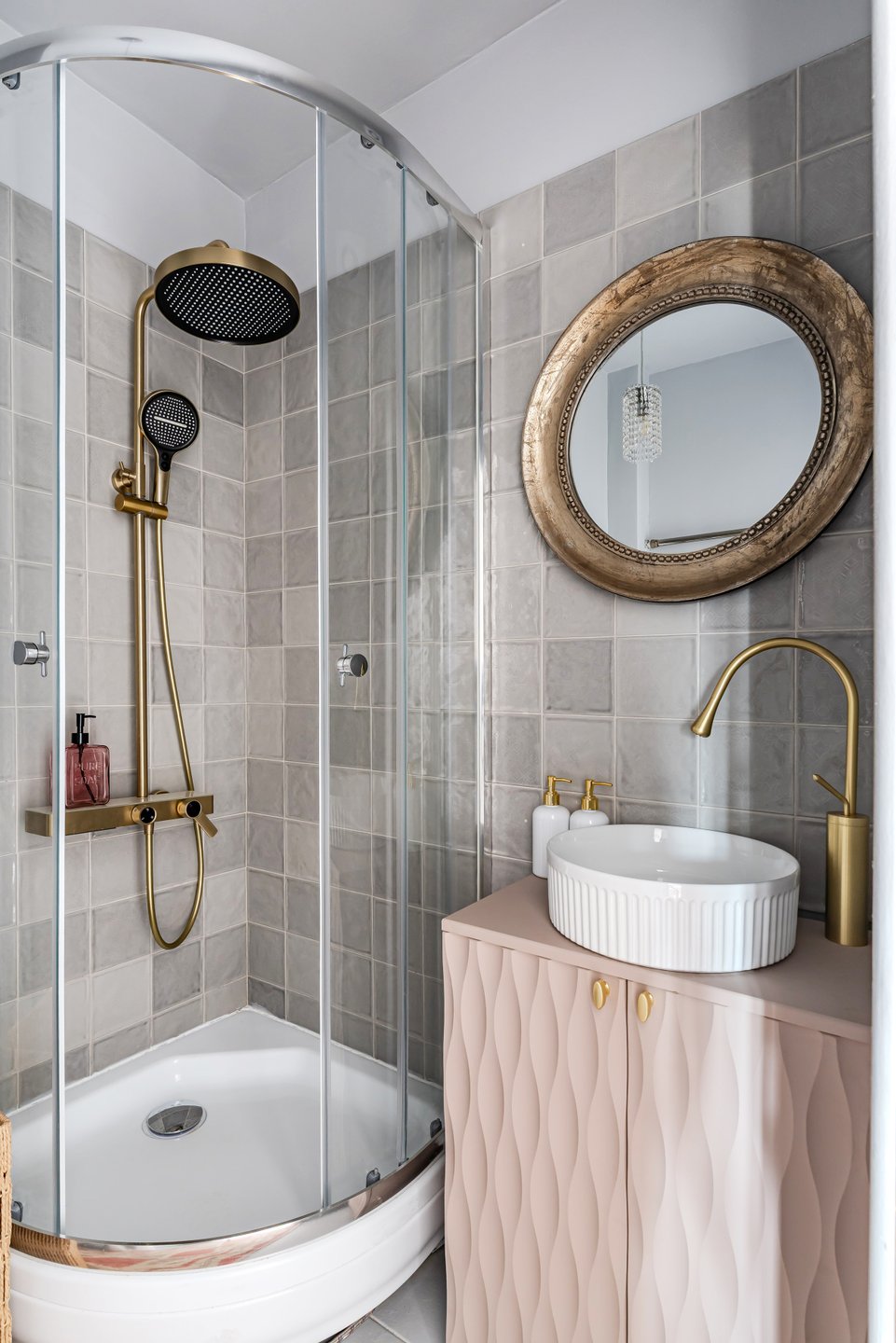 salle d salle d'eau meuble vasque rose dans studio rénové de 34m2