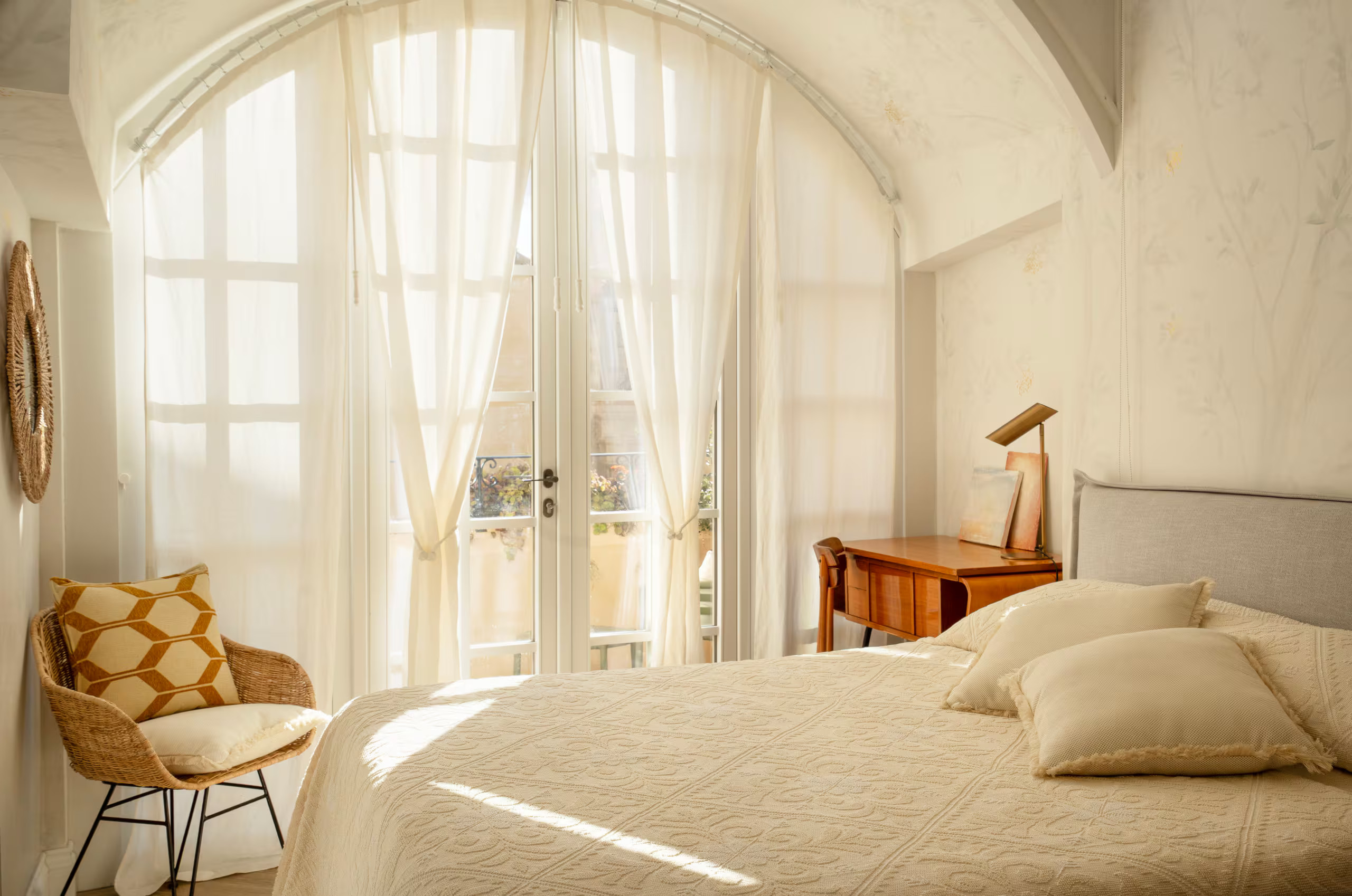 white bedroom with vaulted ceiling historic artist’s home Cagliari contemporary decor Dimora LAJ white bedroom with vaulted ceiling historic artist’s home Cagliari contemporary decor Dimora LAJ