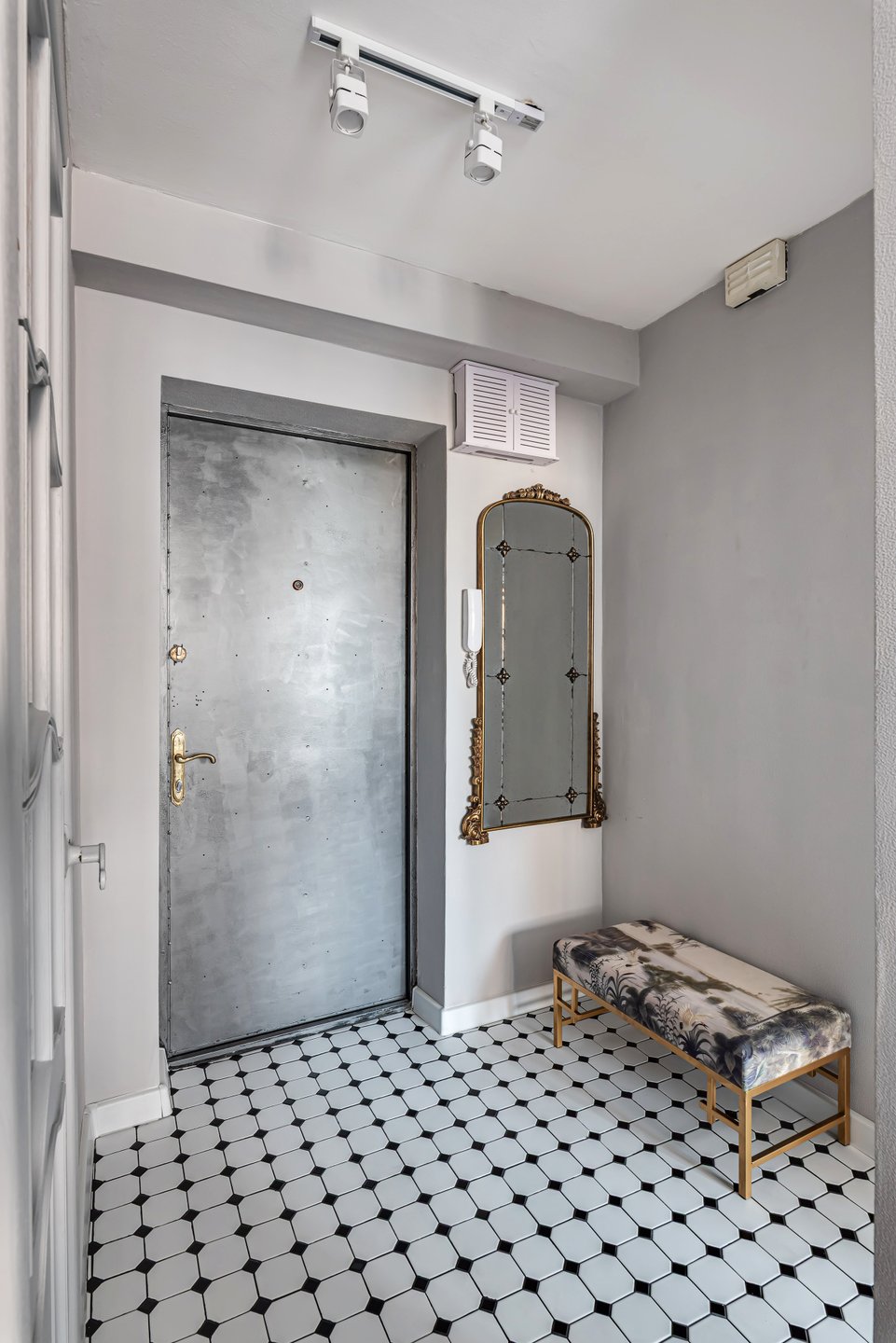 entrée sol carrelage blanc cabochons noirs dans studio rénové de 34m2 entrée sol carrelage blanc cabochons noirs dans studio rénové de 34m2