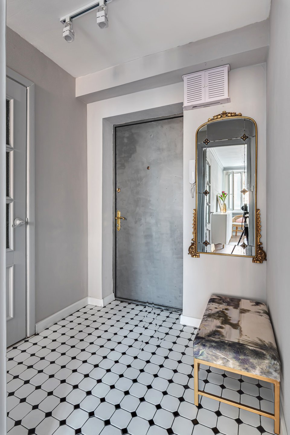entrée sol carrelage blanc cabochons noirs dans studio rénové de 34m2 entrée sol carrelage blanc cabochons noirs dans studio rénové de 34m2