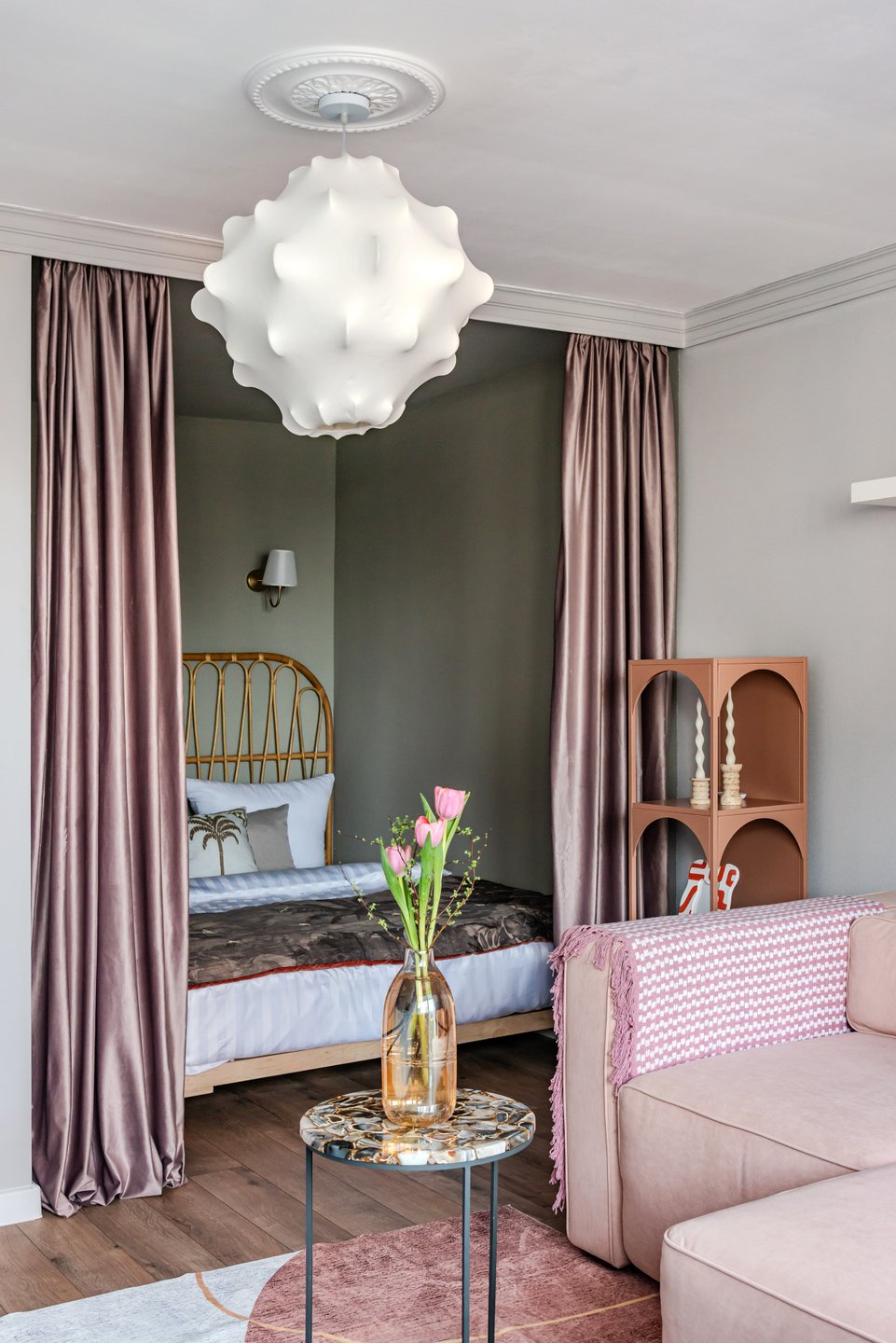 chambre alcôve mur vert dans salon avec canapé velours rose studio rénové de 34m2 chambre alcôve mur vert dans salon avec canapé velours rose studio rénové de 34m2