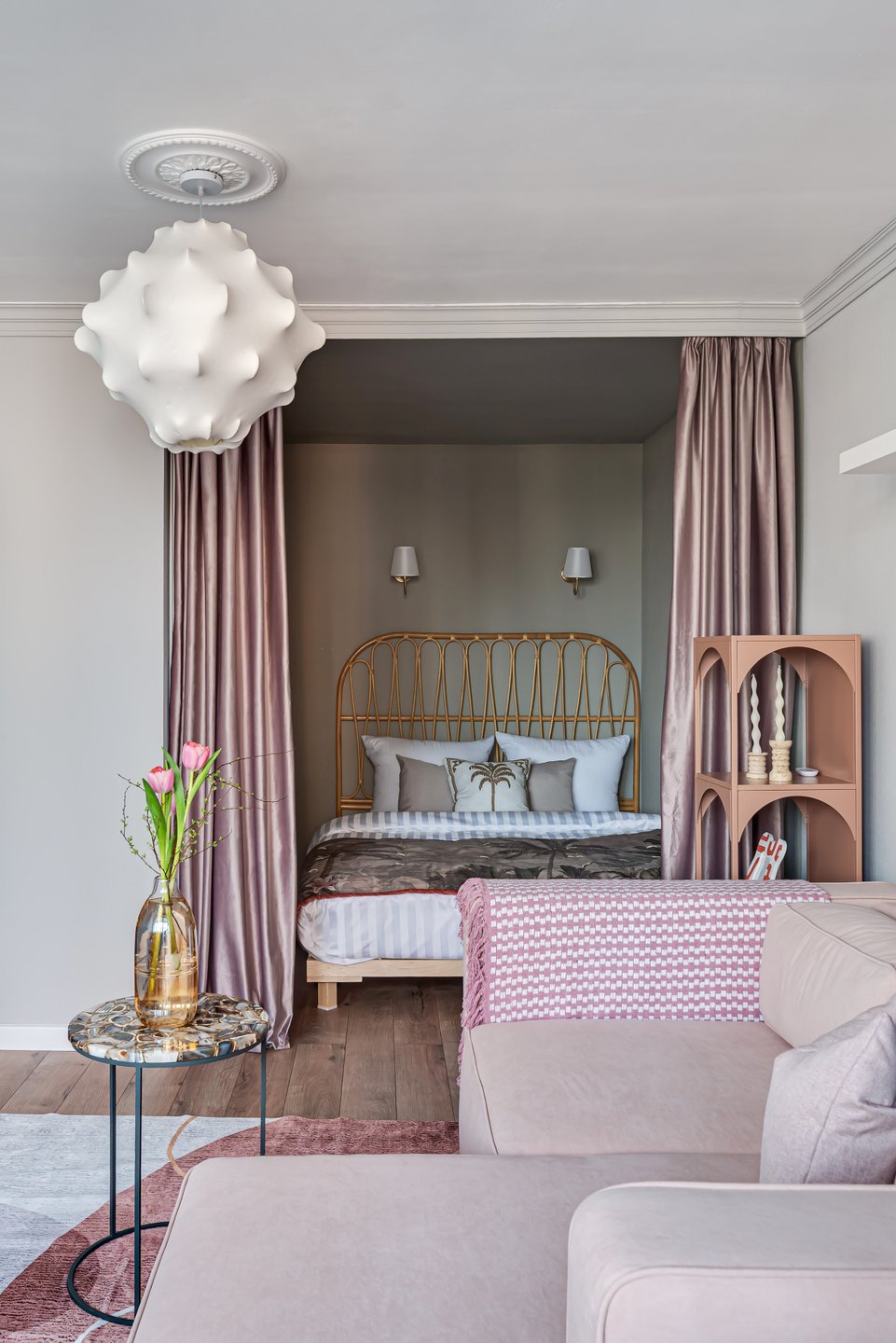 chambre alcôve mur vert dans salon avec canapé velours rose studio rénové de 34m2 chambre alcôve mur vert dans salon avec canapé velours rose studio rénové de 34m2